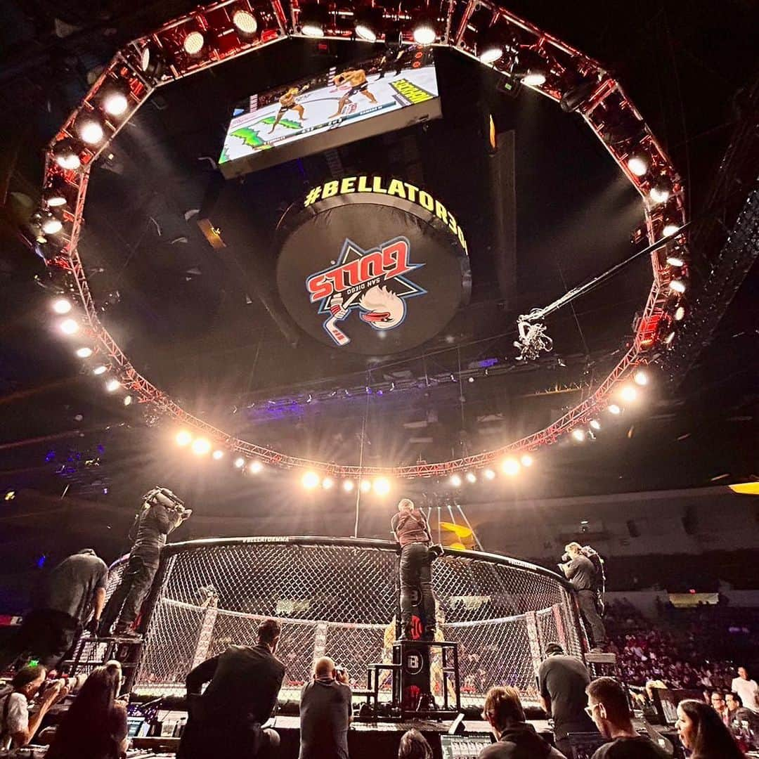 榊原信行さんのインスタグラム写真 - (榊原信行Instagram)「サンディエゴで開催されBellator 300へ行って来ました。 RIZINが旗揚げから8年間で実施した大会数が約50大会なので、300回の大会を積み重ねて来た事は本当に凄い事ですね！ 記念大会でもあり演出も素晴らしく会場は盛り上がっていましたよ。 我々RIZINバンタム級のチャンピオンであるアーチュレッタがしっかりRIZINのベルトを持参して観戦していたのが嬉しく、誇らしく思いました。 そして何とAKAで武者修行に励むベイノアが観戦に来ていて、会場で偶然に出会えました。これは何かの啓示かも知れないですね！笑 今日からはロスへ移動して、大晦日に向けての大切な打ち合わせに臨みます！ 近々、大晦日の第一弾のカード発表を考えています。 お楽しみに！  I went to Bellator 300 in San Diego. RIZIN has held about 50 events in the 8 years since it started, so Bellator has held 300 events, which is really amazing! This event was also the 300th anniversary event, the production was wonderful, and the venue was lively. I was happy and proud to see Juan Archuleta, the RIZIN bantamweight champion, bring his RIZIN belt to the event. Also, “BlackPanther” Beynoah, who is training as a warrior at AKA, came to watch the event, and I happened to meet him at the venue. This might be a revelation! lol Starting today, I will move to Los Angeles and have an important meeting leading up to New Year's Eve! I'm thinking about releasing the first card on New Year's Eve soon. Everyone, please look forward to it!  #Bellator #Bellator300 #SanDiego #ScottCoker #JuanArchuleta #BlackPantherBeynoah」10月9日 13時27分 - nobu_sakakibara