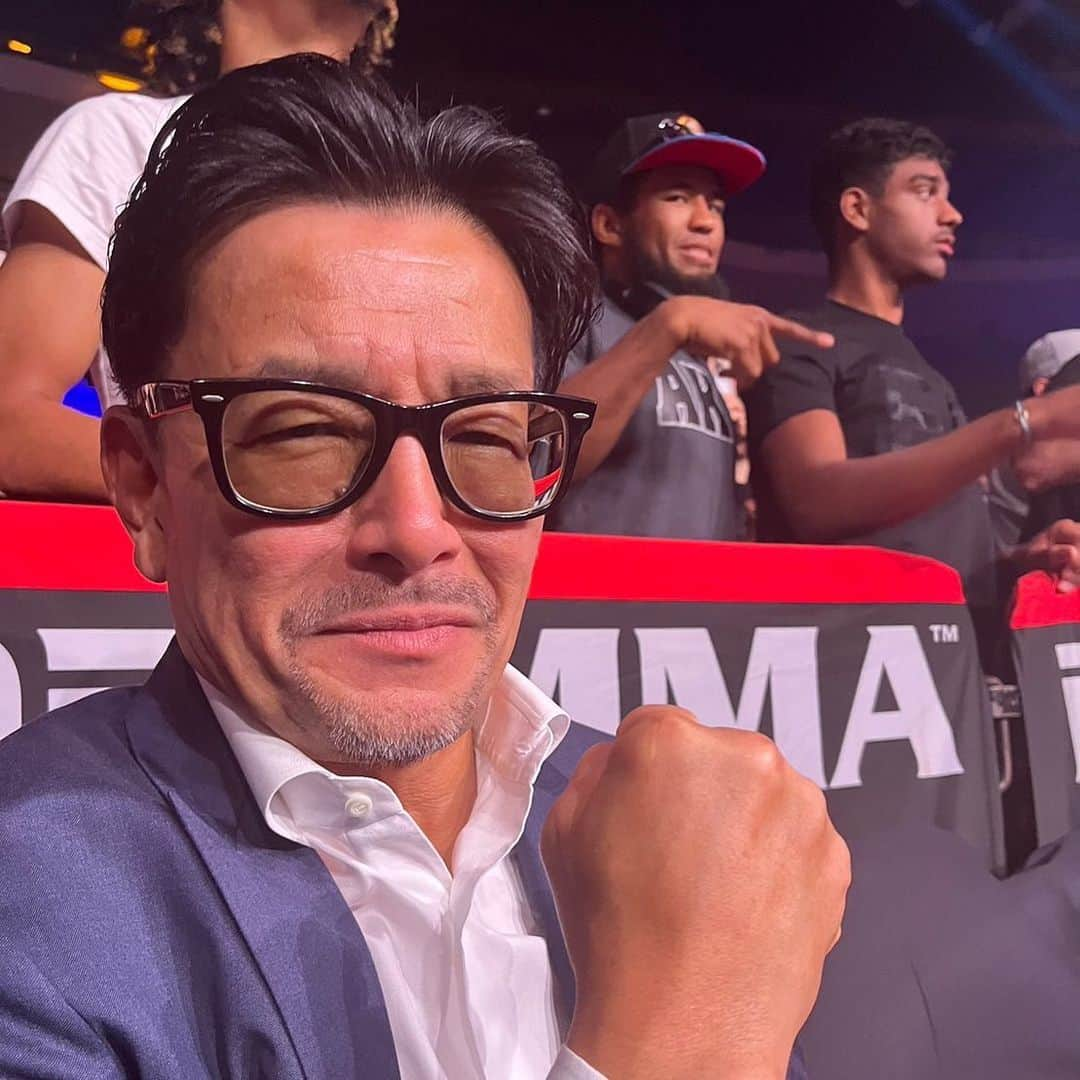 榊原信行さんのインスタグラム写真 - (榊原信行Instagram)「サンディエゴで開催されBellator 300へ行って来ました。 RIZINが旗揚げから8年間で実施した大会数が約50大会なので、300回の大会を積み重ねて来た事は本当に凄い事ですね！ 記念大会でもあり演出も素晴らしく会場は盛り上がっていましたよ。 我々RIZINバンタム級のチャンピオンであるアーチュレッタがしっかりRIZINのベルトを持参して観戦していたのが嬉しく、誇らしく思いました。 そして何とAKAで武者修行に励むベイノアが観戦に来ていて、会場で偶然に出会えました。これは何かの啓示かも知れないですね！笑 今日からはロスへ移動して、大晦日に向けての大切な打ち合わせに臨みます！ 近々、大晦日の第一弾のカード発表を考えています。 お楽しみに！  I went to Bellator 300 in San Diego. RIZIN has held about 50 events in the 8 years since it started, so Bellator has held 300 events, which is really amazing! This event was also the 300th anniversary event, the production was wonderful, and the venue was lively. I was happy and proud to see Juan Archuleta, the RIZIN bantamweight champion, bring his RIZIN belt to the event. Also, “BlackPanther” Beynoah, who is training as a warrior at AKA, came to watch the event, and I happened to meet him at the venue. This might be a revelation! lol Starting today, I will move to Los Angeles and have an important meeting leading up to New Year's Eve! I'm thinking about releasing the first card on New Year's Eve soon. Everyone, please look forward to it!  #Bellator #Bellator300 #SanDiego #ScottCoker #JuanArchuleta #BlackPantherBeynoah」10月9日 13時27分 - nobu_sakakibara