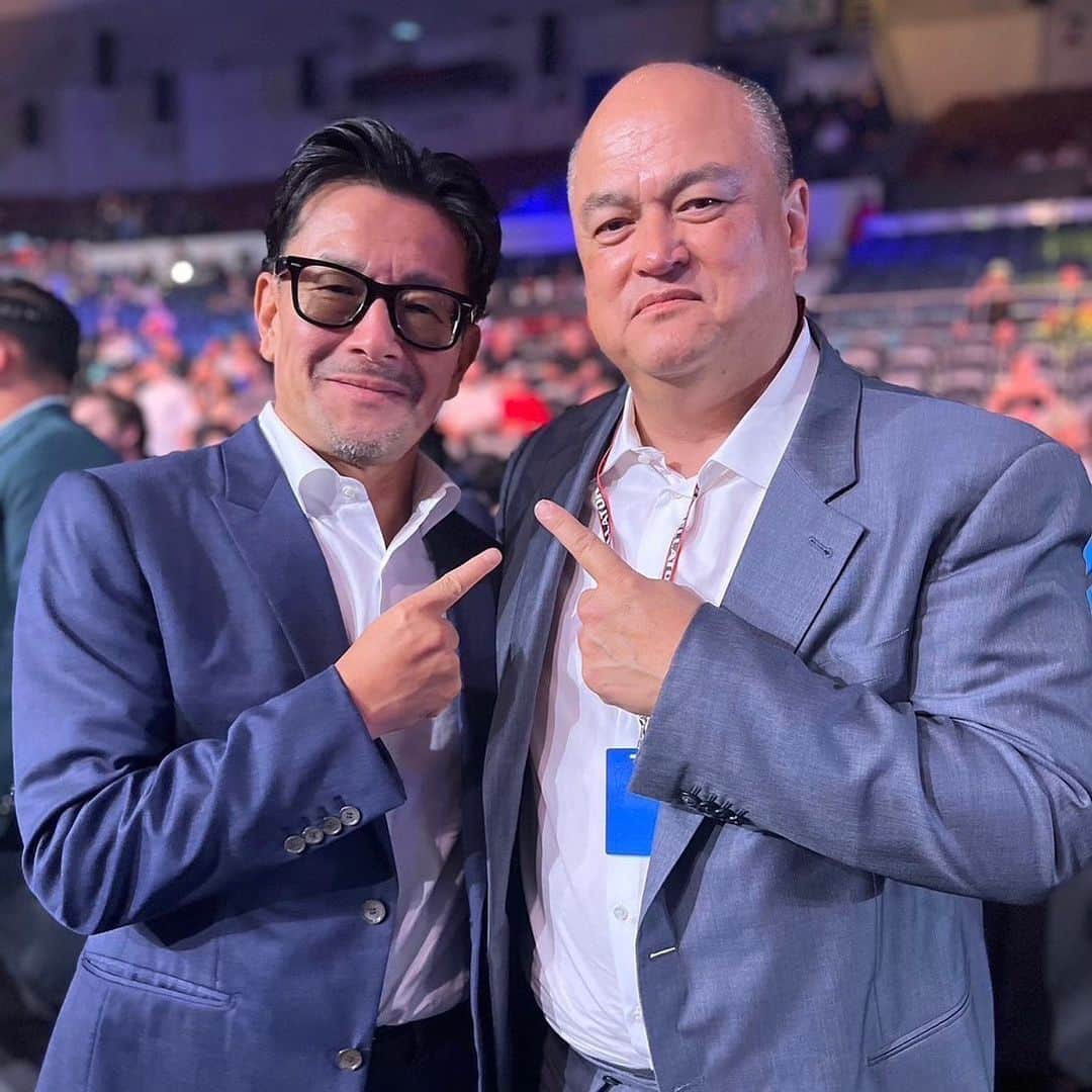 榊原信行のインスタグラム：「サンディエゴで開催されBellator 300へ行って来ました。 RIZINが旗揚げから8年間で実施した大会数が約50大会なので、300回の大会を積み重ねて来た事は本当に凄い事ですね！ 記念大会でもあり演出も素晴らしく会場は盛り上がっていましたよ。 我々RIZINバンタム級のチャンピオンであるアーチュレッタがしっかりRIZINのベルトを持参して観戦していたのが嬉しく、誇らしく思いました。 そして何とAKAで武者修行に励むベイノアが観戦に来ていて、会場で偶然に出会えました。これは何かの啓示かも知れないですね！笑 今日からはロスへ移動して、大晦日に向けての大切な打ち合わせに臨みます！ 近々、大晦日の第一弾のカード発表を考えています。 お楽しみに！  I went to Bellator 300 in San Diego. RIZIN has held about 50 events in the 8 years since it started, so Bellator has held 300 events, which is really amazing! This event was also the 300th anniversary event, the production was wonderful, and the venue was lively. I was happy and proud to see Juan Archuleta, the RIZIN bantamweight champion, bring his RIZIN belt to the event. Also, “BlackPanther” Beynoah, who is training as a warrior at AKA, came to watch the event, and I happened to meet him at the venue. This might be a revelation! lol Starting today, I will move to Los Angeles and have an important meeting leading up to New Year's Eve! I'm thinking about releasing the first card on New Year's Eve soon. Everyone, please look forward to it!  #Bellator #Bellator300 #SanDiego #ScottCoker #JuanArchuleta #BlackPantherBeynoah」