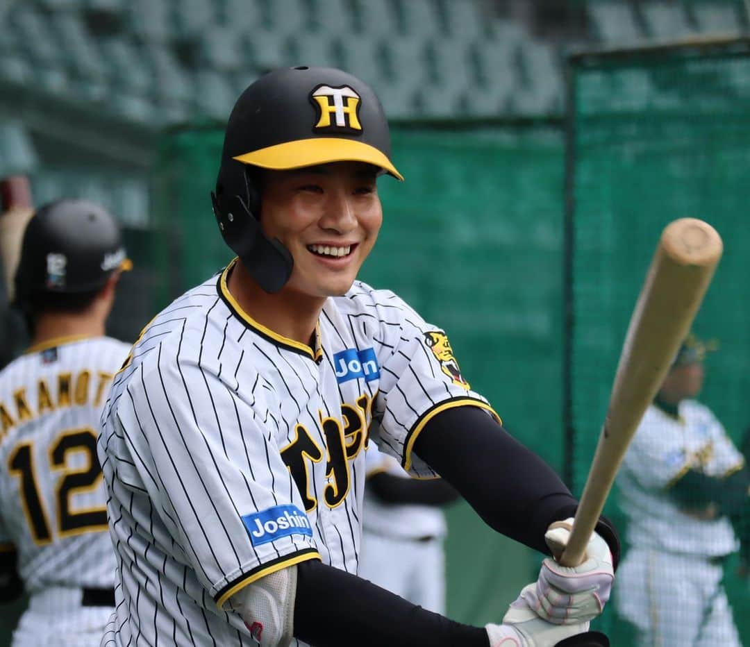 阪神タイガースさんのインスタグラム写真 - (阪神タイガースInstagram)「10月9日、甲子園球場での練習の様子です！ #茨木秀俊 選手 #門別啓人 選手 #近本光司 選手 #木浪聖也 選手 #中野拓夢 選手 #坂本誠志郎 選手 #大山悠輔 選手 #シェルドンノイジー 選手 #青柳晃洋 選手 #才木浩人 選手 #伊藤将司 選手 #阪神タイガース #ARE」10月9日 13時30分 - hanshintigers_official