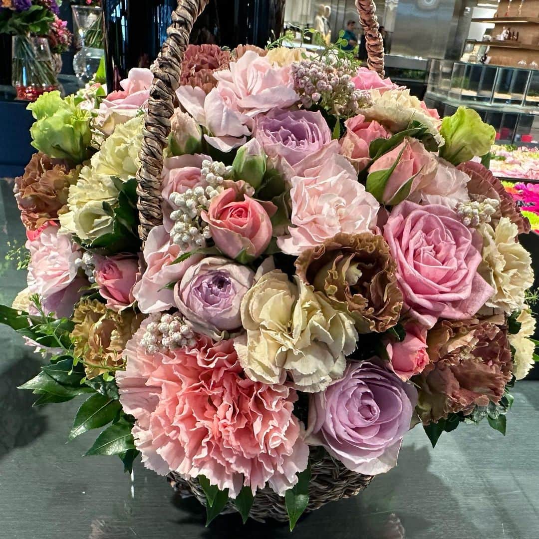 川上未映子のインスタグラム：「素敵な花籠をみつけて、大阪の母に お花が届くとうれしいよねえ🥰」