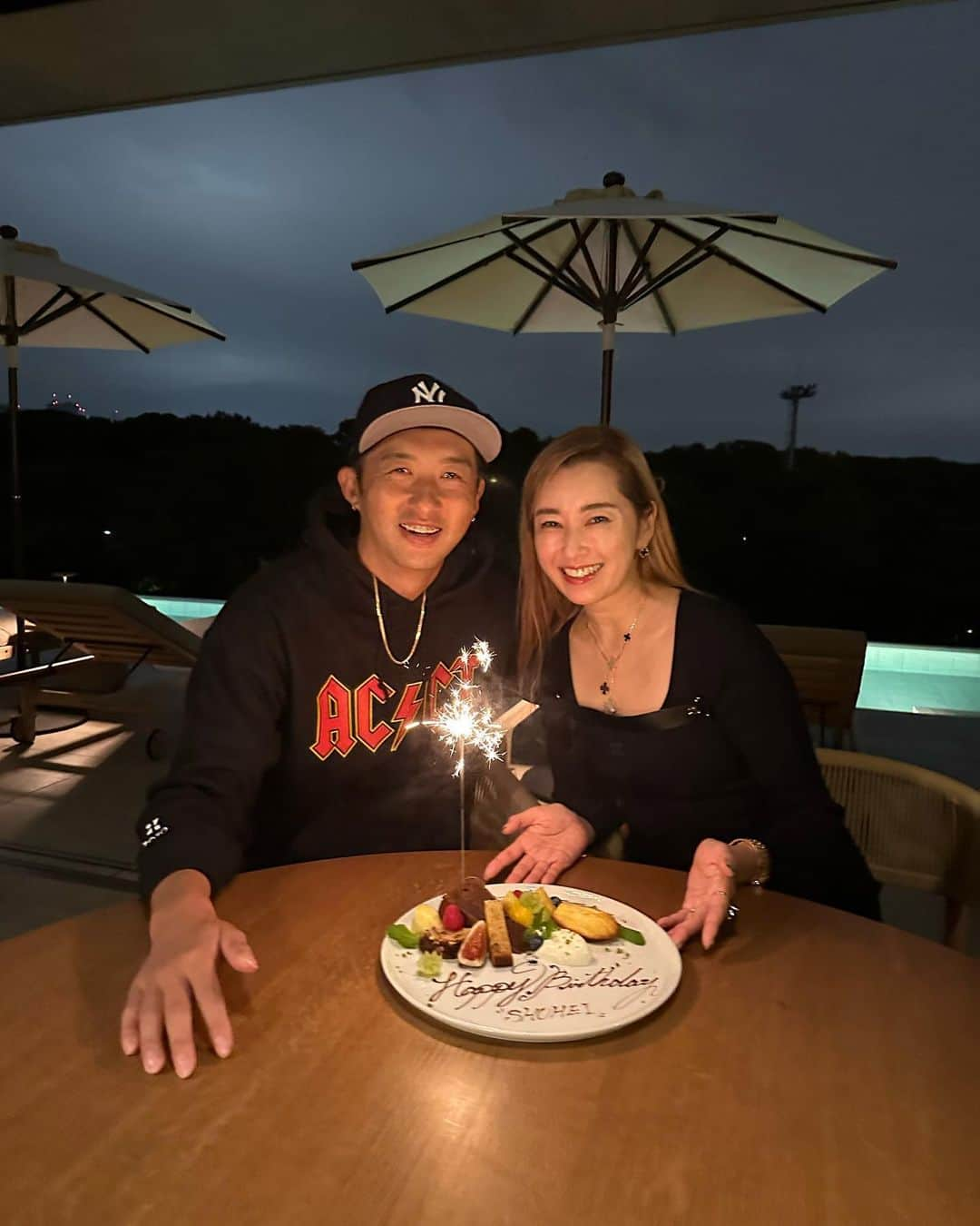 仁香さんのインスタグラム写真 - (仁香Instagram)「翔平のお誕生日と5回目の結婚記念日をお祝いしました㊗️🥂息子がいない10/9は初めてで寂しかったけど、初めて2人でお祝いも新鮮でした🥹 気づいたら25歳で出会った翔平も32歳。32歳と言えば私がママになった年🤰👩‍👦翔平はすごいスピードでパパになってくれてたくさんの葛藤もあったと思うけど持ち前のおおらかさと優しさと男らしさで乗り越えてくれました。最初はとんでもない子供と結婚する事になったなと先行き不安でしたが、😅今は公私共になくてはならないsoulmate.素敵な32歳に成長してくれて私も見えない責任感がゆるんだ感じ。ちなみに前世でも私達はsoulmateだったよう🥹🩸 だからこそ、年齢や世代も飛び越え自然体で一緒にいれるのかもね🩶 いつもありがとう🖤🙋‍♀️これからも末長く笑いながら乗り越えていきましょう🤍🖤  one luv🤍bae🖤 . . #ニカショウ夫婦#16歳差夫婦#夫32歳#妻48歳」10月9日 13時37分 - nica77official