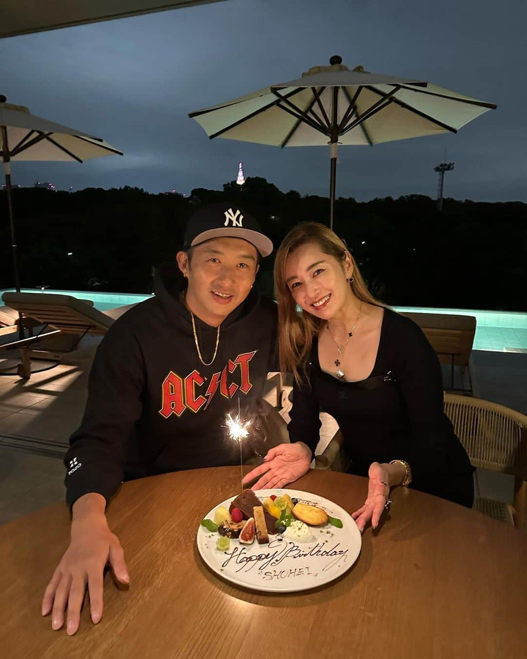 仁香さんのインスタグラム写真 - (仁香Instagram)「翔平のお誕生日と5回目の結婚記念日をお祝いしました㊗️🥂息子がいない10/9は初めてで寂しかったけど、初めて2人でお祝いも新鮮でした🥹 気づいたら25歳で出会った翔平も32歳。32歳と言えば私がママになった年🤰👩‍👦翔平はすごいスピードでパパになってくれてたくさんの葛藤もあったと思うけど持ち前のおおらかさと優しさと男らしさで乗り越えてくれました。最初はとんでもない子供と結婚する事になったなと先行き不安でしたが、😅今は公私共になくてはならないsoulmate.素敵な32歳に成長してくれて私も見えない責任感がゆるんだ感じ。ちなみに前世でも私達はsoulmateだったよう🥹🩸 だからこそ、年齢や世代も飛び越え自然体で一緒にいれるのかもね🩶 いつもありがとう🖤🙋‍♀️これからも末長く笑いながら乗り越えていきましょう🤍🖤  one luv🤍bae🖤 . . #ニカショウ夫婦#16歳差夫婦#夫32歳#妻48歳」10月9日 13時37分 - nica77official