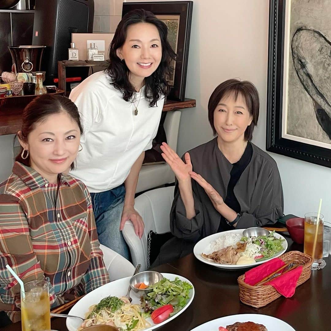 常盤貴子のインスタグラム：「やっと行けたぁぁぁ♫  とよた真帆さんがオーナーのレストラン「ロジエ」  高島礼子さんとハロルドとモードの観劇前に女子会ランチ✨  喋り倒しても時間が足りないくらい、お２人のお話は、ほんとに楽しい（笑）  美味しいお食事に、Happyトークで、気持ちがグングン明るくなるぅ💕  ロジエ 東京都渋谷区恵比寿南2-4-19 tel：0357085221  @maho_toyota  @reico.official   @rojie_ebisu   #私は白いナポリタン #礼子さんは生姜焼き #真帆さんのは撮り忘れた💦 #美味しそうなハンバーグだった！！  #ご馳走様でした」
