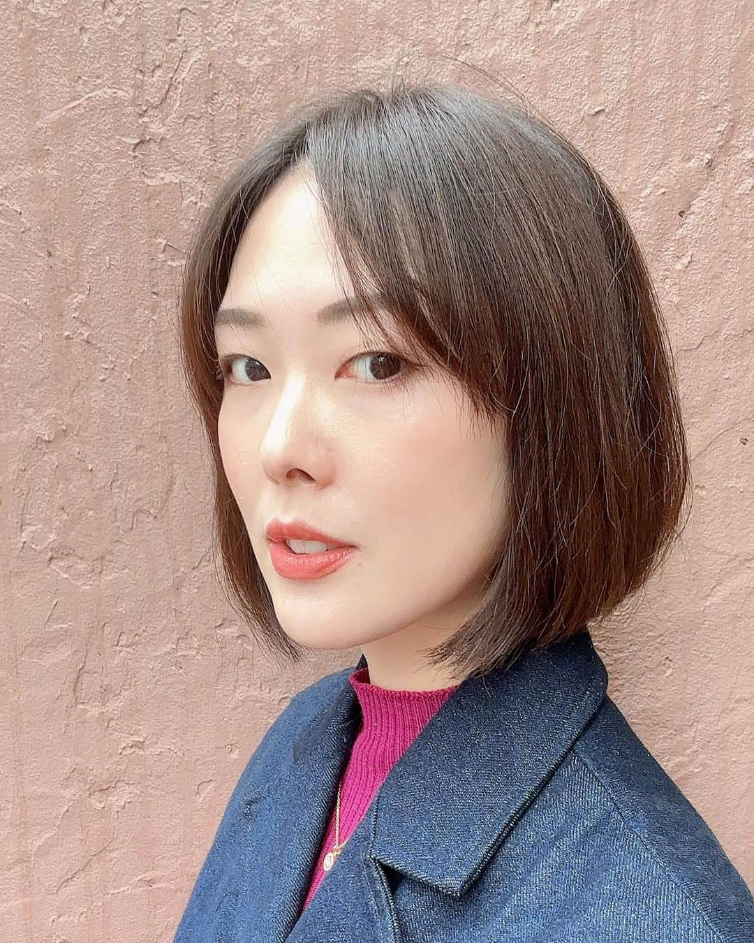 麻央侑希さんのインスタグラム写真 - (麻央侑希Instagram)「ご無沙汰しています。  元気です。  たった今この髪型に変化しました。 だいぶちがうでしょ。  #バッサリ　#超軽い　#最高かな」10月9日 13時39分 - maoyuuki