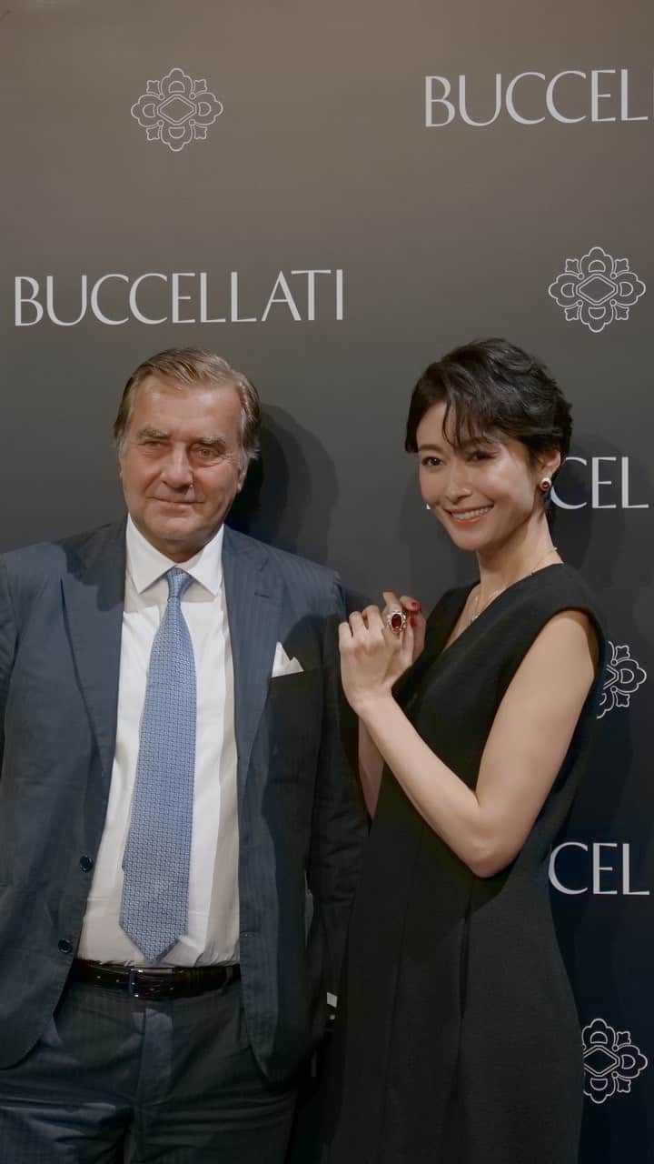 田丸麻紀のインスタグラム：「老舗のイタリアンジュエラー BUCCELLATI の ハイジュエリー展示会に伺わせて頂きました。  BUCCELLATI の すべての作品は手仕事でおこなわれ、その繊細な彫金技術は  「宝飾の魔術師」と称され  その技術は、職人さん達によって 丁寧に引き継がれてきました。  ジュエリーのほかにも、ウォッチ、カトラリーや銀器なども製作しており、 幅広いコレクションがブチェラッティ･ファミリーによって展開されています。  私は、海外に行くときも現地で BUCCELLATIのお店に足をはこぶくらい ブチェラッティ･ジュエリーの 追っかけでもあります  その一つ一つのジュエリーには 大切な思い出がこもった、特別なアイテム が多く とっても大切な宝物です。  #Buccellati　#PR」