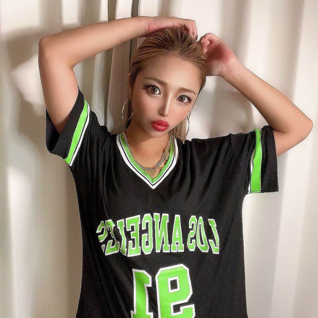 MII MAMAのインスタグラム：「. . . 💚🖤💚🖤💚🖤 #ハロウィンコスプレ —————————————— 🔎White Style mi mama 良かったらチャンネル登録お願いします🙇🏽‍♀️ #YouTube#ユーチューバー#主婦ユーチューバー#MIIMAMA#チャンネル登録お願いします#2児ママ#年子ママ#ギャルママ#ぎゃるまま#アラサーママ#アラサー#30代#30代ママ#ホワイトインテリア#モノトーンインテリア#シンプルな暮らし#収納#ホワイト収納#イチナナ#イチナナライバー#専属ライバー#主婦ライバー#17LIVE#主婦YouTuber#ママYouTuber#ママライバー#幼稚園ママ#小学生ママ」