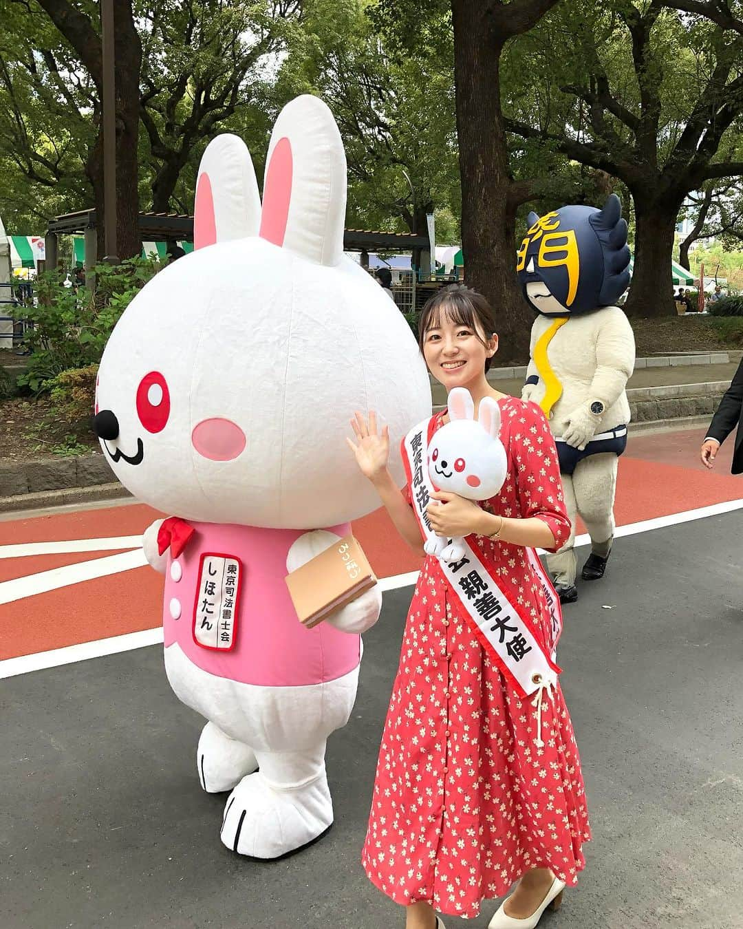 はたゆりこのインスタグラム：「みなと区民まつりに出演しました ━━━━━━━━━━━━━━━━━━━━━ 昨日は東京司法書士会公認キャラクターしほたんと一緒に、みなと区民まつりに出演いたしました😊  お昼のゆるキャラパレードでは色んなキャラクターが大集合✨しほたんも大人気で、沿道からたくさんのご声援いただきました！ありがとうございました😊  来週10/15(日)は江東区の木場公園にて開催される江東区民まつりに出演いたします。 もしご都合よろしければ、東京司法書士会墨田・江東支部ブースにぜひお立ち寄りください♩  #東京司法書士会 #みなと区民まつり #ゆるキャラしほたん #ゆるキャラ #ゆるキャラパレード #区民まつり #江東区民まつり」