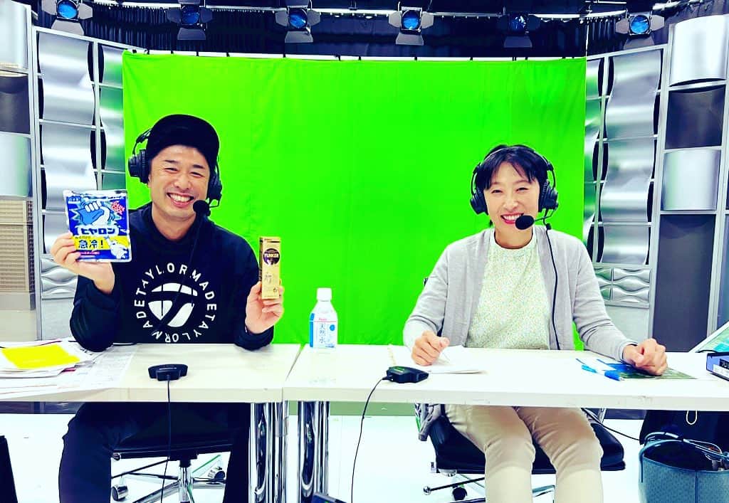 のインスタグラム：「本日早朝までWOWOWにて  LPGA女子ゴルフツアー🏌️‍♀️  アセンダントLPGAベネフィティング・ボランティアズ・オブ・アメリカ⛳  実況でした🎤  キム・ヒョージュ選手が4打差つけて逃げ切り！初日から首位に立ち完全優勝✨まさにヒョーヒョーと（笑）盤石のゴルフでした〜  ああいうゴルフ&あんな綺麗なスイングをしてみたい！！  4日間ご一緒させていただきました 解説・平瀬真由美プロと深夜3時の写真を貼っておきます（笑）  ラウンド解説・片平光紀プロでした😊  ご視聴いただきありがとうございました📺  LPGA女子ゴルフツアーは今週からアジアシリーズ突入！！  タイトル争い&シード権争いと見逃せない試合が続きます！！  引き続きWOWOWでLPGA女子ゴルフツアーをお楽しみください🎵  #WOWOW #lpga #ゴルフ #女子ゴルフ #平瀬真由美プロ #片平光紀プロ  #ボランティアズオブアメリカ」