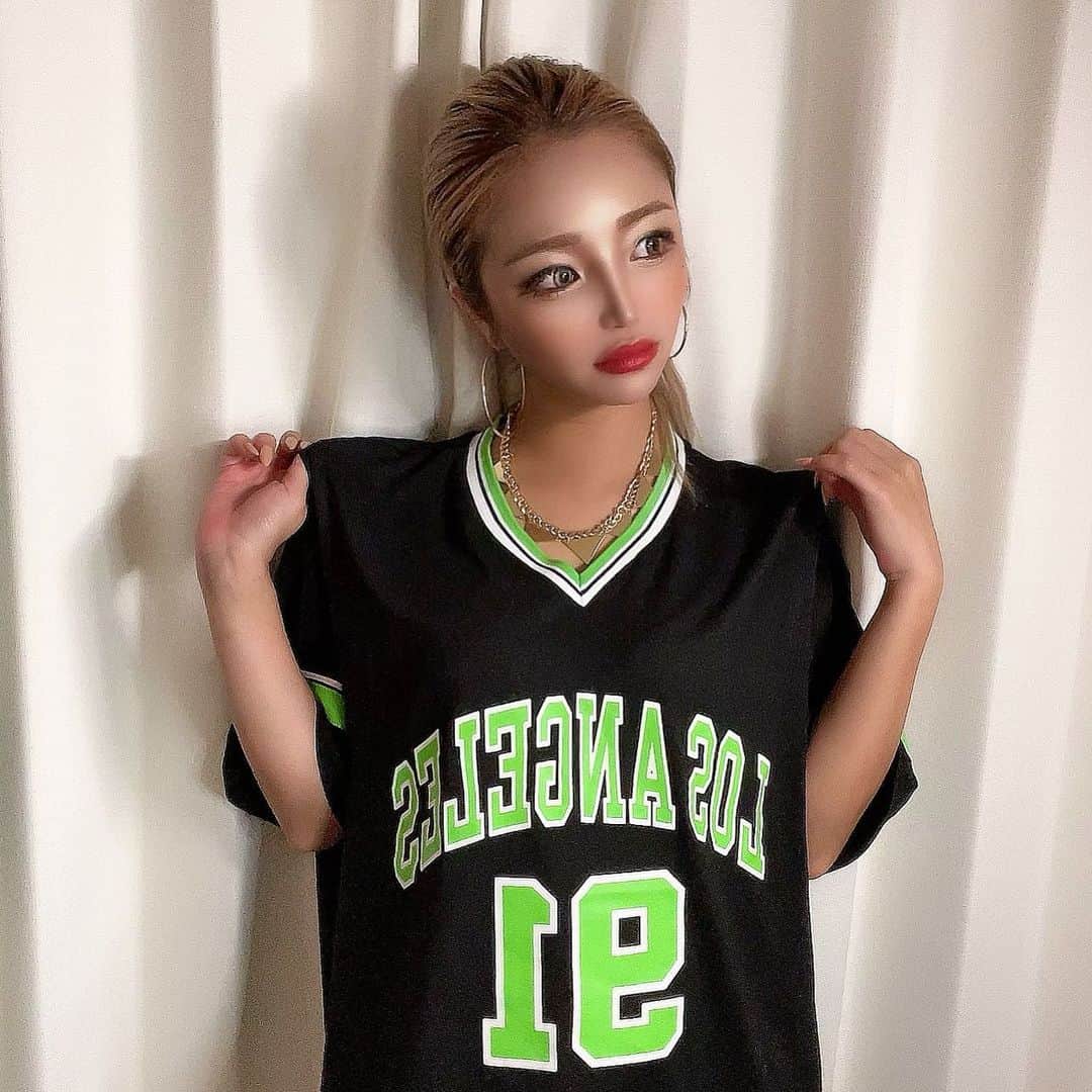 MII MAMAのインスタグラム：「. . . 💚🖤💚🖤💚🖤 #ハロウィンコスプレ —————————————— 🔎White Style mi mama 良かったらチャンネル登録お願いします🙇🏽‍♀️ #YouTube#ユーチューバー#主婦ユーチューバー#MIIMAMA#チャンネル登録お願いします#2児ママ#年子ママ#ギャルママ#ぎゃるまま#アラサーママ#アラサー#30代#30代ママ#ホワイトインテリア#モノトーンインテリア#シンプルな暮らし#収納#ホワイト収納#イチナナ#イチナナライバー#専属ライバー#主婦ライバー#17LIVE#主婦YouTuber#ママYouTuber#ママライバー#幼稚園ママ#小学生ママ」