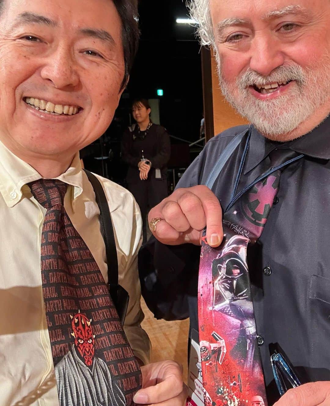 笠井信輔さんのインスタグラム写真 - (笠井信輔Instagram)「20年ぶりに日本で来日公演を行ったアメリカ🇺🇸のボストン·ポップス·オーケストラ  5000人を集めた東京国際フォーラムAで司会を務めました   昨日の公演はスター・ウォーズ・サーガ特集です  ボストンポップスで、15年にわたって指揮者を務めてきた映画音楽作曲家、ジョン・ウィリアムズが創ったスター・ウォーズの音楽の世界  9作品あるスターウオーズの映画音楽を余すところなく、皆さんにお届けしようと言うコンサートです  なんて贅沢なんでしょう  その冒頭の7分ほどは、私のオープニングの語りと、指揮者のロックハートさんのインタビューで幕を開けるので、大変重要な役を任せていただきました　  45年前に銀座のテアトル東京、シネラマで見た「スター・ウォーズ　新たなる希望」  衝撃を受けて、中学生の頃、感想文まで書きました  まずは、ストーリーを詳細に2ページにわたって書いてます  今だったら、ラストシーンを忘れてしまう映画があるのに（笑）  やっぱり、中学生時代の記憶力って凄いんだなと  そして、感想を1ページにわたってビッチリ  これ以上ない絶賛‼️ これを書いた中学生時代の自分に教えてあげたい位です  「ジョン・ウィリアムズのオーケストラで、あなたは司会をするんだよ」と  こんな華やかなスター・ウォーズの舞台に… なんて幸せなんでしょう  感謝の気持ちを噛み締めながら 指揮者のキース・ロックハートさん、演奏の合間に物語を朗読する、声優・俳優の津田健次郎さんとステージに立ちました  津田さんの語りがめちゃくちゃかっこよくて、渋くてよかったんですよ  バックステージでスターウオーズのネクタイをしていたのは、私とオーケストラの1番偉い方の2人だけでした（すみません。名前忘れてしまいました）  ダース・ベイダーとダース・モール なんで2人とも悪役なんでしょ(笑)  そしてジョン・ウィリアムズのスコアをボストン・ポップスの演奏を観客としても楽しみました  13日(金)には大阪公演があります ほんとに素晴らしいので、興味のある方はぜひいらして下さい  東京公演の打ち上げは皆さん満足そうにリラックスしてました  大阪でも私が司会を務めます よろしくお願いいたします」10月9日 13時44分 - shinsuke.kasai