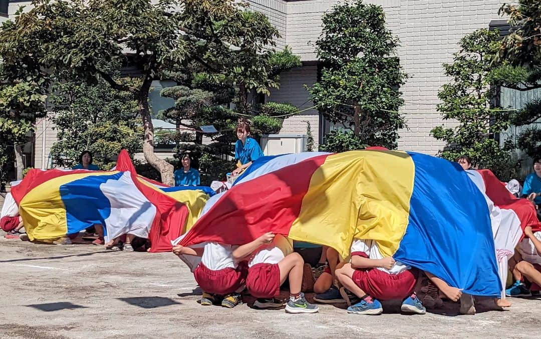 吉村美樹のインスタグラム：「とっても綺麗で迫力もあったパラバルーン🎈カラフルで目にも鮮やか(^^)そして娘の笑顔。しばらくこの運動会の余韻でお母さん頑張れます💪（笑） #運動会 #年長さん #パラバルーン #綺麗 #感動 #お疲れ様 #🎈」