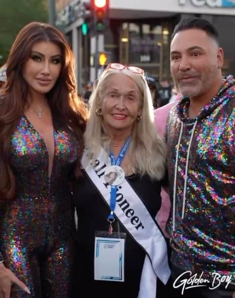 ホーリー・ソンダーズのインスタグラム：「Be proud of who you are 💜 thank you for welcoming us to your circle @pridelasvegas and our dear friends @zarzanganeh @abelgnews and to @michaelcostello for these insane custom 🏳️‍🌈 fits. Oscar I am so proud of you for opening your heart you are so amazing, I love you 💜」
