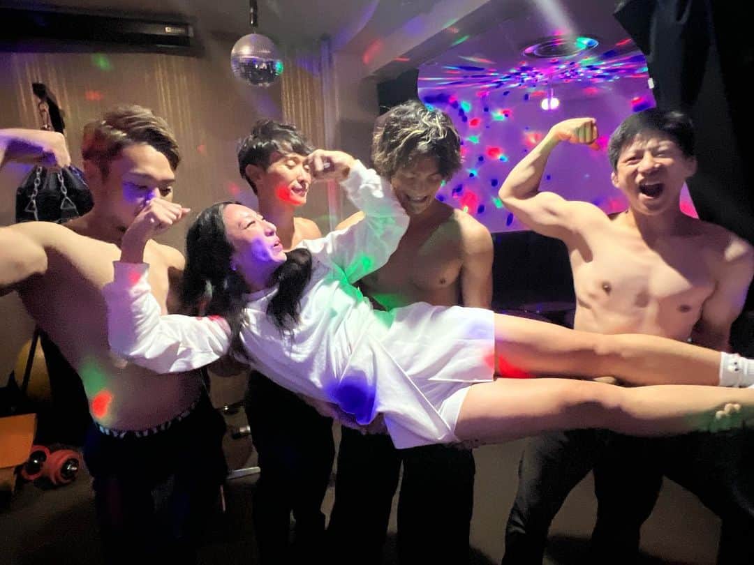 のインスタグラム：「昨日も沢山のお客様のご来店誠にありがとうございマッスル💪 ・ 昨日だけでトータル45名のお客様のご来店でした🫡🫡🫡 満席で入店出来なかったお客様申し訳ないです😭 週末や連休はかなり多いのでぜひご予約をおすすめしマッスル🙆‍♀️✨ ・ では、本日も19時よりお待ちしておりマッスル💪♫  ーーーーーーーーーーーーーーーーーーーーー  北新地マッスルバー 大阪市北区堂島浜1-3-22 堂島タウン2F Tel:06-6344-8878  仙台支店 仙台マッスルバー 宮城県仙台市青葉区国分町2-5-17 車屋ビル4F ☎︎08023592607 @sendaimusclebar   #マッスルバー #fyp #fypシ #コンセプトバー #コンセプトカフェ #大阪 #大阪観光 #osaka #muscle #musclebar #촣아 #相互フォロー #おすすめ #おすすめにのりたい #在地人推薦 #減肥 #景點 #網美景點 #旅遊 #맞팔#팔로우 #좋아요반사 #일본  #ユニバ #テーマパーク#筋肉」