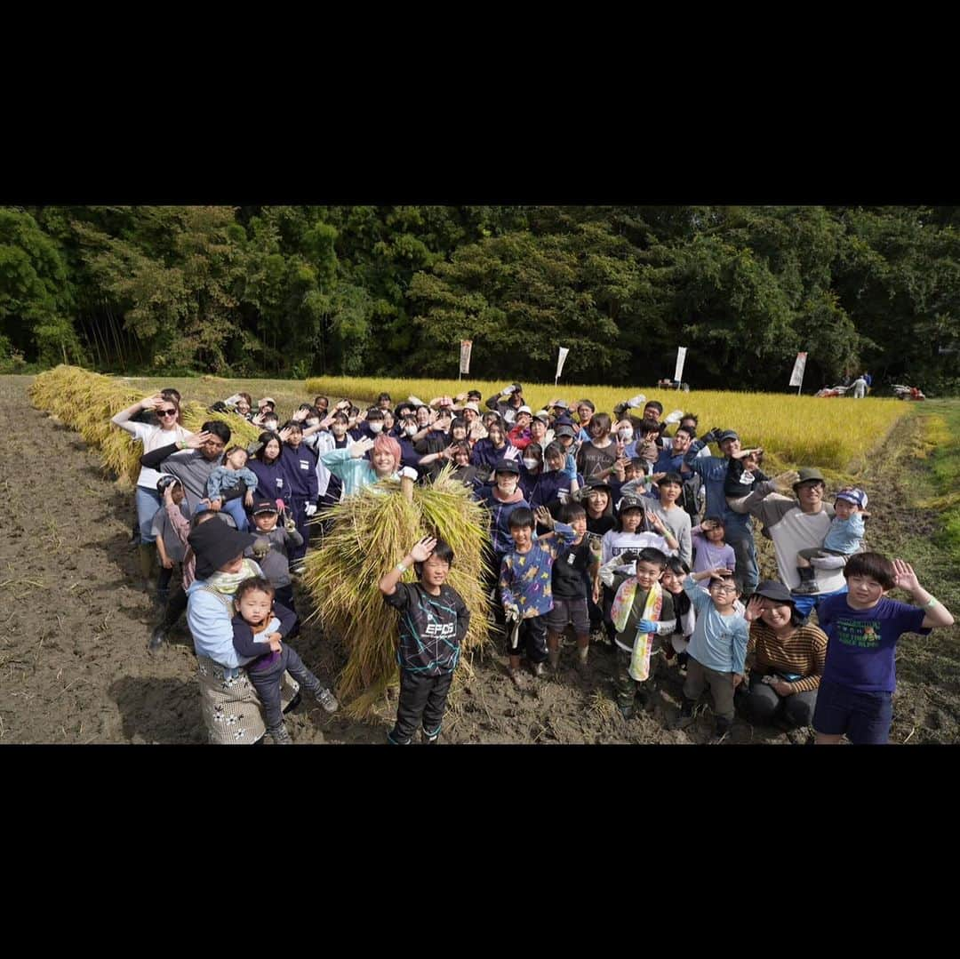 手越祐也さんのインスタグラム写真 - (手越祐也Instagram)「昨日は3年目になった手越村プロジェクトの手越米の稲刈り収穫をしてきたよー！ 今年は暑すぎて不作の場所が多い中でも手越米はすくすく美味しく育ってくれました😊 今年は田植えも収穫も福島の子供達や家族の方と一緒に作業ができて無邪気な姿に癒されました♪ 決して楽ではない畑での作業だけど、俺は全てを楽しいエンタメとしてとらえてほしいって想いがあるんだけどみんなすごく楽しそうに作業してくれて嬉しかったなぁ。 みなさんのご自宅へは作業完了次第届くので楽しみに待っててね🌾  #手越祐也  #yuyategoshi  #テイッ #てごにゃん #手越村  #手越米  #福島」10月9日 13時53分 - yuya.tegoshi1054