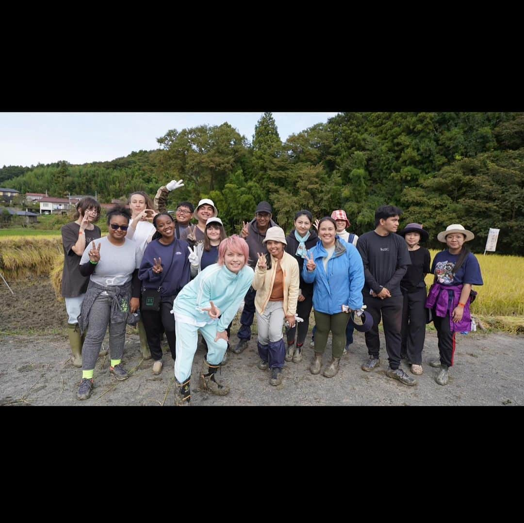 手越祐也さんのインスタグラム写真 - (手越祐也Instagram)「昨日は3年目になった手越村プロジェクトの手越米の稲刈り収穫をしてきたよー！ 今年は暑すぎて不作の場所が多い中でも手越米はすくすく美味しく育ってくれました😊 今年は田植えも収穫も福島の子供達や家族の方と一緒に作業ができて無邪気な姿に癒されました♪ 決して楽ではない畑での作業だけど、俺は全てを楽しいエンタメとしてとらえてほしいって想いがあるんだけどみんなすごく楽しそうに作業してくれて嬉しかったなぁ。 みなさんのご自宅へは作業完了次第届くので楽しみに待っててね🌾  #手越祐也  #yuyategoshi  #テイッ #てごにゃん #手越村  #手越米  #福島」10月9日 13時53分 - yuya.tegoshi1054