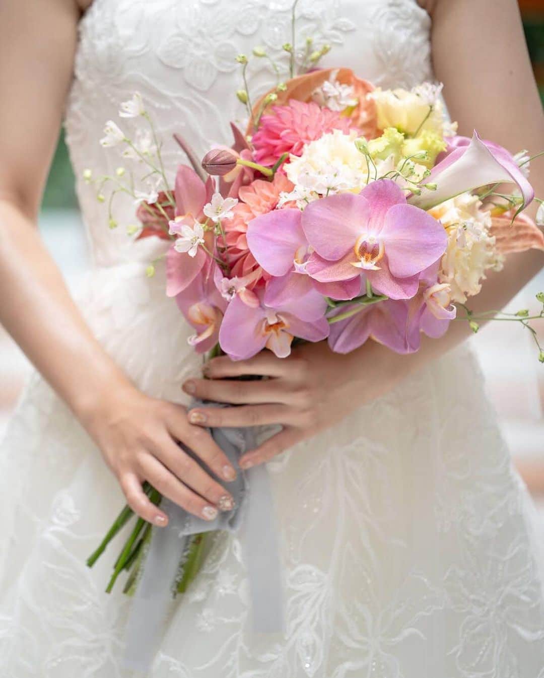 のインスタグラム：「ブーケ💐  新婦を輝かせる大切なアイテム♡ ずっと持つものだからこそこだわりたい  色　形　ボリューム どんなブーケにしましょうか？  ____  新郎新婦のリアルなお声や こだわりポイントなどを 公式HPに掲載しております  ヒルズスィーツのTOPページより ぜひご覧くださいませ♡ @hillssweets_wedding  ___  #プレ花嫁 #結婚式 #日本中のプレ花嫁さんと繋がりたい #ウエディング #結婚式場 #全国のプレ花嫁さんと繋がりたい #結婚式場 #wedding #フィオーレビアンカ #fiorebianca #宇都宮結婚式場 #栃木結婚式場 #ヒルズスィーツ宇都宮ブリーズテラス #ヒルズ #ブーケ #ウエディングブーケ」