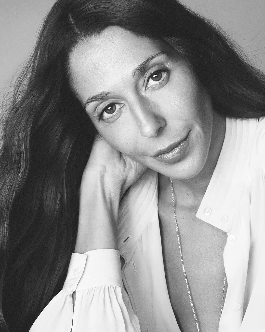 Chloéさんのインスタグラム写真 - (ChloéInstagram)「Chloé announces today that Chemena Kamali joins the Maison as Creative Director. ​ ​ Born in Germany in 1981, @Chemena Kamali undertook a Master of Arts in Fashion at Central Saint Martin’s University of the Arts in London under Professor Louise Wilson. Chemena graduated with distinction in 2007. The highly accomplished German designer has over two decades of experience including a long tenure with Chloé. She began her career at the Maison as part of Phoebe Philo’s team and later rejoined as Design Director to Clare Waight Keller in 2013. Most recently, from 2016, she was Women’s Ready to Wear Design Director for Anthony Vaccarello at Saint Laurent. ​ ​ The appointment of Chemena Kamali as Chloé’s new Creative Director marks a meaningful return for her and the Maison.​ ​ “I am proud to welcome Chemena Kamali to Chloé. Her extraordinary creative talent, extensive experience and unique connection with the brand’s legacy and values make her a natural choice for the Maison. Chemena’s vision, inspired by her love for the brand, will truly celebrate Chloé’s unique DNA. Chemena is both the Creative Director of Chloé and the embodiment of the Chloé spirit. I am excited to see her vision come to life.” – Riccardo Bellini, President & CEO of Chloé. ​ ​ “My heart has always been Chloé’s. It has been since I stepped through its doors more than 20 years ago. Returning feels natural and very personal. I am extremely honoured to be taking on this role and to be building on the vision that Gaby Aghion and Karl Lagerfeld defined early in the Maison’s history. I hope to capture the emotional connection and spirit of Chloé for today. I am very grateful to Riccardo Bellini, Philippe Fortunato and Johann Rupert for this opportunity and their trust.” – Chemena Kamali, Creative Director of Chloé. ​   Chemena Kamali will present her first pre-collection for Chloé in Paris in January 2024, followed by her Fall-Winter 2024 collection during Paris Fashion Week in February 2024. ​  Chemena Kamali photographed by @davidsimsofficial.」10月9日 14時02分 - chloe