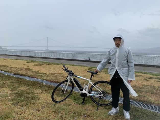 西野恭之介のインスタグラム：「レンタル西野。レンタルサイクルで海沿いをサイクリングして下さい。でした。生憎の雨模様ですが敢行しました。途中部活感が出てきました。ありがとうございました。」