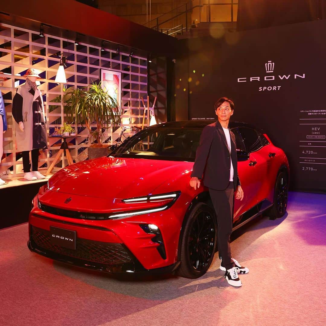 友永真也のインスタグラム：「六本木ヒルズアリーナにて新しいクラウンの一夜限りのスペシャルイベント 「CROWN WARMING PARTY」に行ってきました✌️  クラウンといえばのセダン型に加えて「クロスオーバー」「エステート」「スポーツ」と4種類の形が展示されてました♪  特にお気に入りが赤色の【クラウンスポーツ】  これまでに全く見た事がないスタイリング🚙 590万円でこのスタイリングと性能は驚きだと思います！  外装🟥✖️内装🟫のハイブリッドが本気で欲しいです！！  p.s 憧れの櫻井さん  @toyota_jp #PR #CROWN #CrownStylePark #多様性 #自分らしさ」