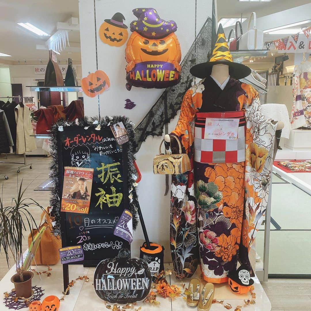 みますやのインスタグラム：「皆様こんにちは🐿 みますやの渡部です🧶  🎃🍁🍄🌰🛍🎃🍁🍄🌰  振袖ハロウィンキャンペーン🎃  本日最終日‼️‼️  シークレットセール🛍  最大20%off‼️  ⚠️詳しい内容はストーリーをご覧下さい🥰  🎃🍁🍄🌰🛍🎃🍁🍄🌰  お問い合わせは渡部まで🥰✨✨  #フリコレ#着物#きもの#キモノ#着物コーデ#着物ヘア#着物女子#振袖#成人式#ママ振#ママ振コーディネート#レトロ#レトロモダン#新作振袖#帯締め#振袖コーデ#帯揚げ#髪飾り#モダン#フリコレ会津#会津若松市#鶴ヶ城#オーダーレンタル#振袖購入#みますや会津若松店」