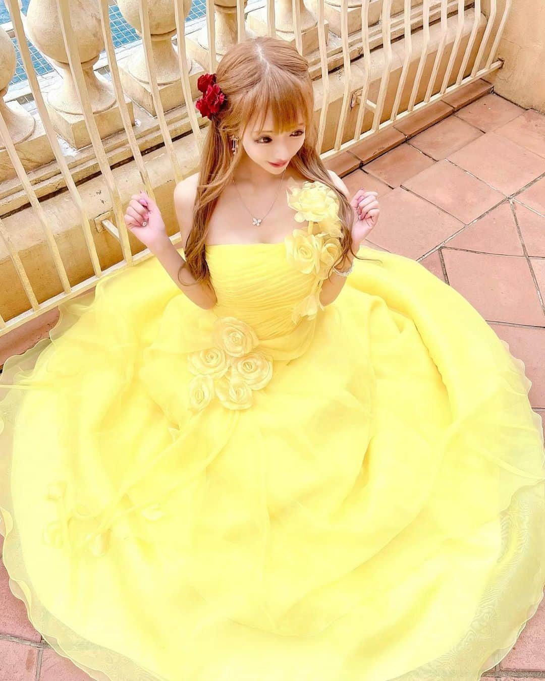 のインスタグラム：「I just want to feel it all. 私は全てを感じたいの。🌼」