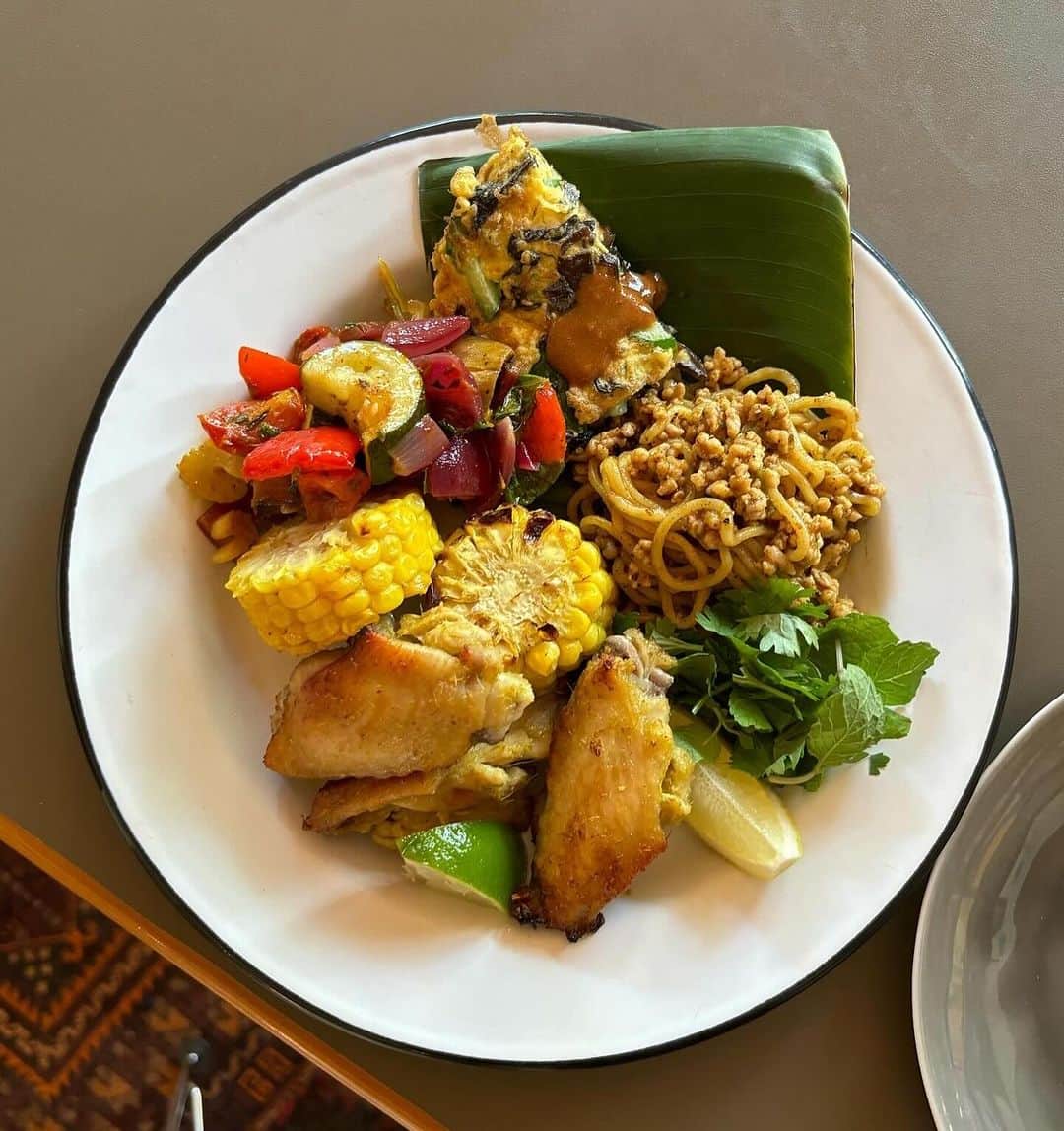 のインスタグラム：「人生初めてのお料理教室は 風吹ジュンさんにお誘いいただいた @likelikekitchen でした🥘🍽️ 作って楽しい食べて美味しいって、改めて感動しますね。 人生は学びだらけ…！  小堀さんの本も頂きました📚 もうすぐ32歳になるのでちゃんと大人ですが、大人の階段登った気持ちです。丁寧な暮らししたいです。 ずうっと会いたかった(触れ合いたかった) @mynamesunday にも会えて幸せ🥰 #likelikekitchen」