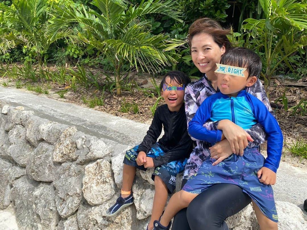 蒲生麻由さんのインスタグラム写真 - (蒲生麻由Instagram)「沖縄旅行2023の思い出…  もうとっくに帰ってきてますが、UPできずままだったので、、、  今年は次男もまだ4歳になり、 色々できる事も増えたので、今まで以上にアクティブな旅になりました❣️  水納島でのボートシュノーケル、バナナボート、etc…  #familytrip #家族旅行 #okinawa #水納島 #4歳6歳 #初めてのバナナボート」10月9日 14時21分 - mayugamo_lamana