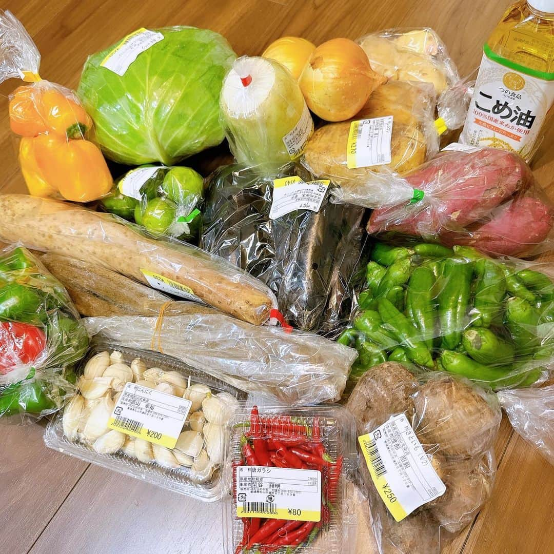 増田有華のインスタグラム：「＊  母から愛媛の市場で買ったと思われる大量のお野菜が届きました笑 ここのお野菜美味しいの知ってるけど、わたしのこと大家族のおかんと思ってる？👪👪w 多すぎだろ！！！って声でました。 野菜に追われる日々がはじまります…笑笑  保存できるやつは下処理して冷凍だな！！  #根菜類の多さ #なにつくろう」