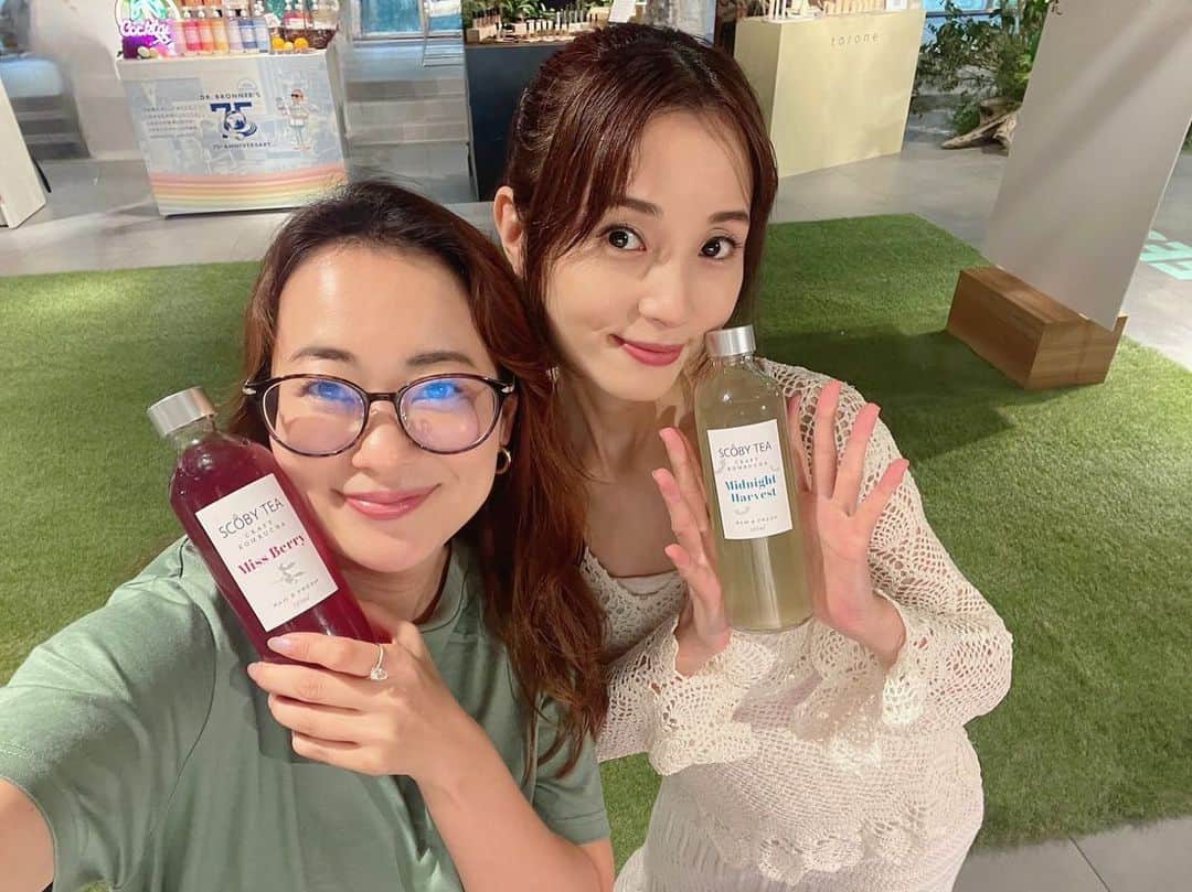 陸守絵麻のインスタグラム：「Biople FESにご来場いただいたお客様がSCOBY TEA美味しかったからと、ご友人のプレゼントやご自身用にとSCOBY TEA FACTORYにご来店いただいています🎁  SCOBY TEA FACTORYやBiople店でも限定商品ご用意しています🥂✨  @biople  @scobycha_tea  #scobytea  #発酵  #発酵食品  #ハロウィン  #プレゼント  #クラフトコンブチャ  #世田谷グルメ #手作り」