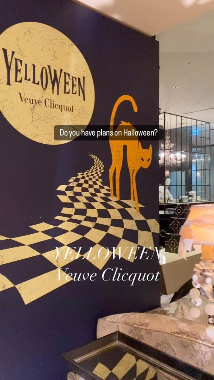 InterContinental Tokyo Bayのインスタグラム：「. ニューヨークラウンジでは、ヴーヴ・クリコによるハロウィンプロモーション『Yelloween（イエローウィーン』のラッピングを10月31日まで実施中。  期間中は、全てのレストラン＆ラウンジで、グラス一杯から気軽にヴーヴ・クリコをお楽しみいただけます。  また、ニューヨークラウンジとハドソンラウンジでは、ハロウィンモチーフのスイーツやセイボリーを揃えたアフタヌーンティーを提供中。 フォトジェニックなシーンを演出いたします。  今年のハロウィンはぜひホテルラウンジでいかがでしょうか👻  #ホテルインターコンチネンタル東京ベイ  #intercontinentaltokyobay  #インターコンチネンタル東京ベイ  #intercontinental  #intercontinentallife  #シャンパン #シャンパーニュ#フェア #バイザグラス #bytheglass  #champagne #veuveclicquot  #ヴーヴクリコ #yelloween  #シャンパン好き  #シャンパン好きな人と繋がりたい  #ハロウィンアフタヌーンティー  #halloween #afternoontea  #ハロウィンパーティー #ハロウィン女子会  #アフタヌーンティー」