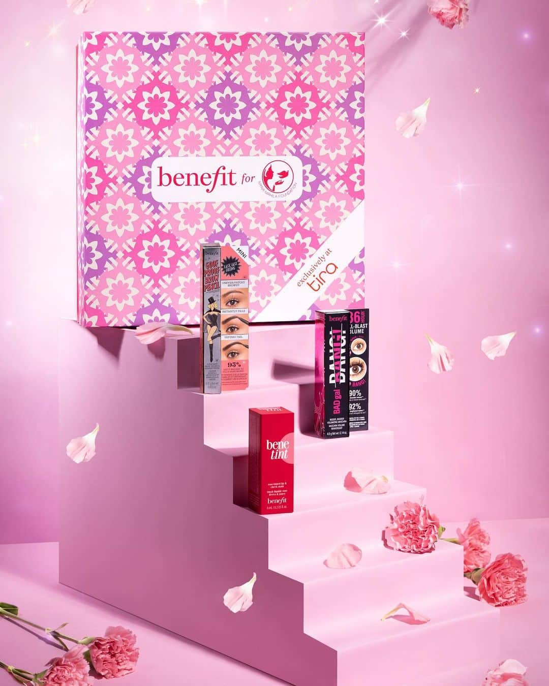 Aashna Shroffさんのインスタグラム写真 - (Aashna ShroffInstagram)「Meet our @benefitindia x @mynamahila All Lit Up kit exclusive to @tirabeauty 🩷✨  You save 40% on this limited edition bestsellers kit, and  proceeds from the sales of each kit go towards the Myna Mahila Foundation.  #ShareTheLight #TiraBeauty #ForEveryYou #ad  Styled by @nidhijeswani Wearing @niveditasaboocouture Jewellery @the_bling_girll」10月9日 14時30分 - aashnashroff