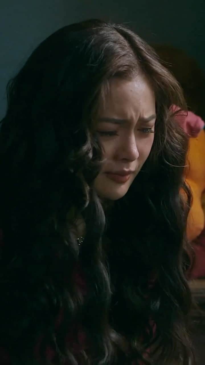 Kim Chiuのインスタグラム：「“The truth is never as painful as discovering a lie.” 🔥🖤 #Linlang #LinlangOnPrime   Download the @primevideoph @primevideo app now for 149 pesos to watch our new series LINLANG, dropping 2 episodes every Thursdays. 💙 Sa mga nakanood na maraming salamat po for watching and for sharing your thoughts on social media. 🔥 Episode 3 and 4 naman this Thursday!🙏🏻」