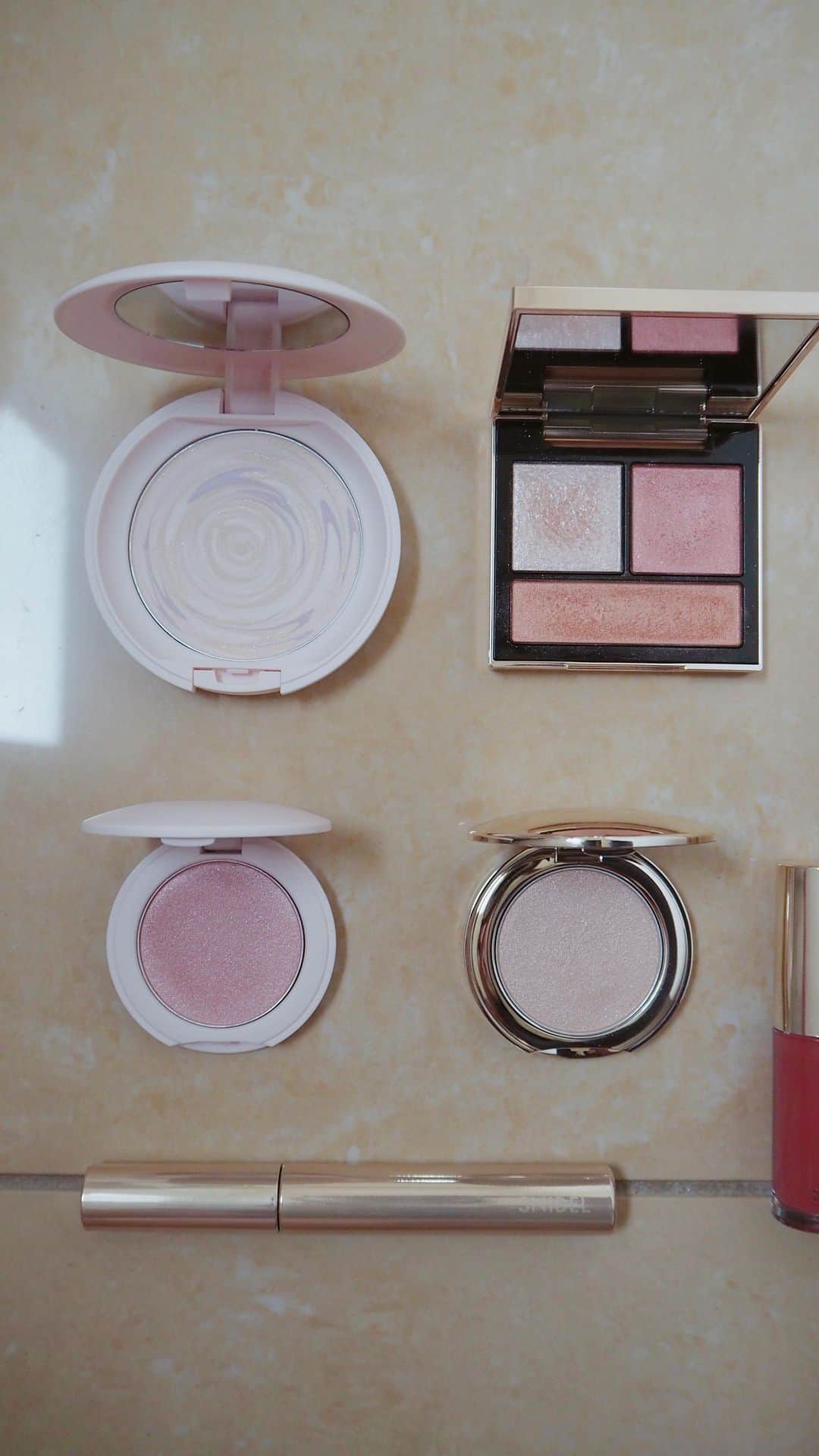のインスタグラム：「朝これ撮影してて、遅刻しそうだった🤣 この秋おすすめの秋メイクだよ〜💄🍂  どのアイテムも優秀すぎる🥰✨ @snidelbeauty   もっと編集頑張ろうっと👩‍💻💕  《使用色》 ・プレスト パウダー ナチュラル グロウ EX01 ・スキン グロウ ブラッシュ 07 ・スキン グロウ ブラッシュ EX01 ・テイラード カラー アイズ 05 ・ピュア リップ スフレ 04  動画長くなっちゃったので入れていないですが、アイブロウとマスカラも @snidelbeauty です✨  #SNIDELBEAUTY  #スナイデルビューティ #秋コスメ  #ちかりな」