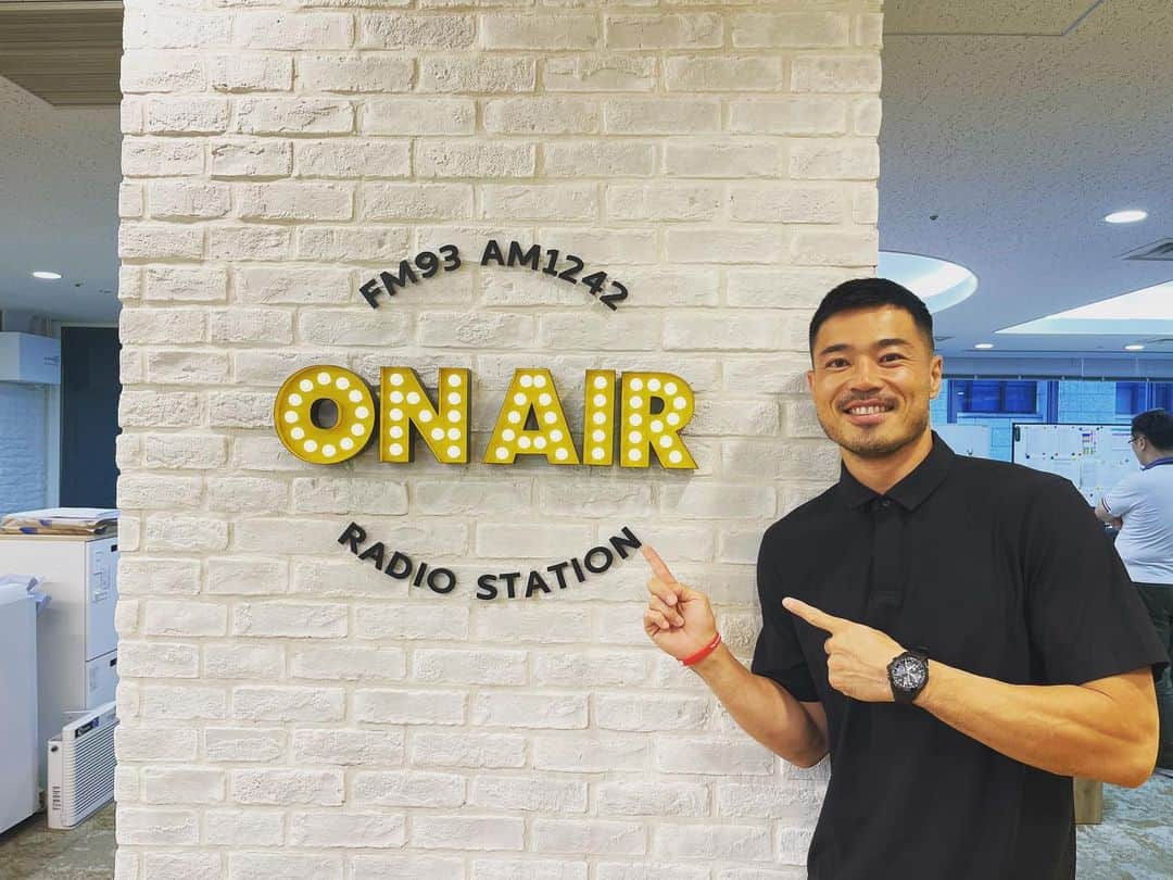 山田章仁のインスタグラム：「朝からラジオの場合は風呂で一曲歌ってからいかなきゃ声でらんばい📻 #radio」