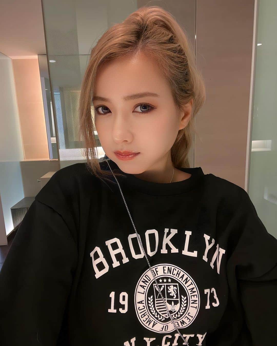 越川真美のインスタグラム：「.  スウェット1枚で着るの好き🖤🖤  #相合傘してる人ってみんな幸せそうだなぁ」