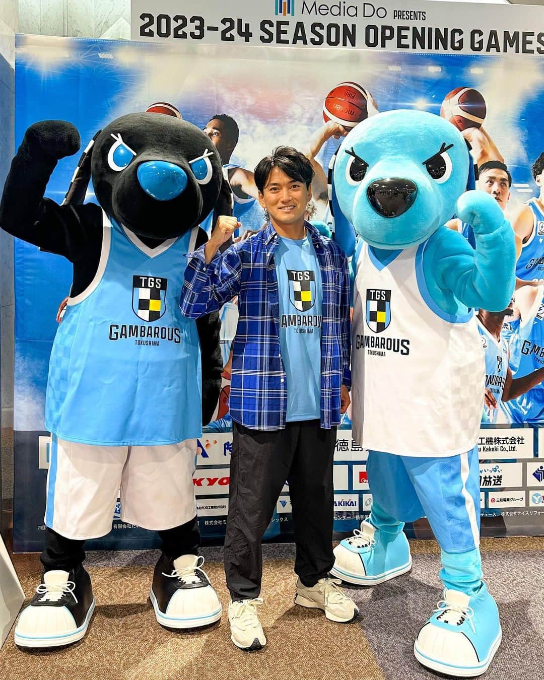 千代勝正のインスタグラム：「今日は #スポーツの日 ですね！  先日、B3リーグ開幕戦🏀 徳島ガンバロウズのデビュー戦を応援してきました📣  開幕戦は惜しくも負けてしまいましたが、翌日の第2戦でリベンジ達成。初勝利おめでとうございます！  バスケットの試合は、コートとの距離が近く、ブースター（ファン）が一体になって応援できるのが面白く、各地で盛り上がってる理由がわかりました✨  徳島ガンバロウズも開幕2戦で、5000人以上が来場し、これからがとても楽しみなチームです！  #徳島ガンバロウズ」