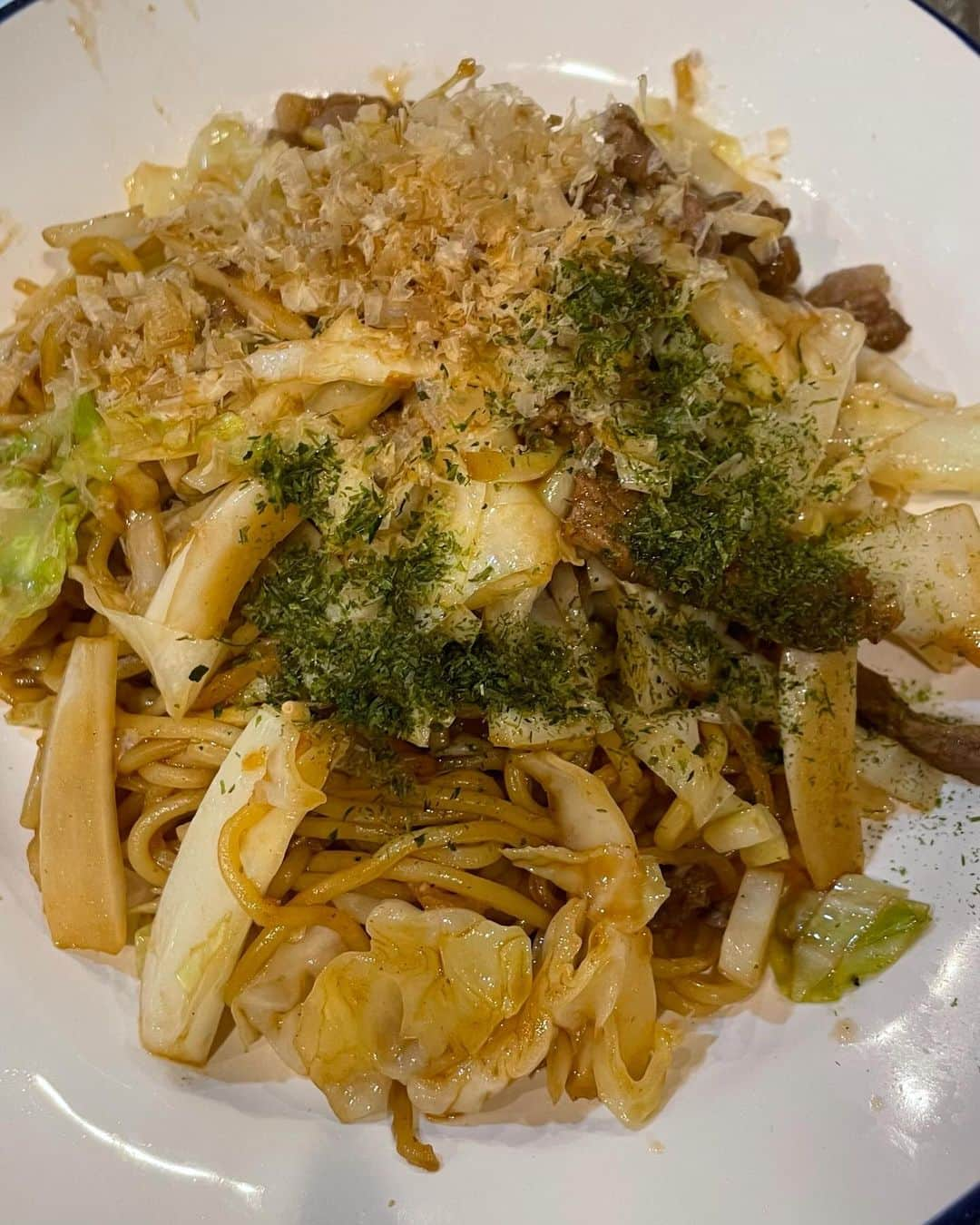 木村祐一のインスタグラム：「牛肉で塩焼きそばを作りました｡鶏ガラと塩です｡兎に角そばをめっちゃ焼きます〜｡あと鯛のカルパッチョ〜｡ #いつぞやの #焼そば #牛肉焼そば #塩焼そば #子たち大喜び #かーちゃん大喜び #かーちゃんとは妻 #鯛 #カルパッチョ」