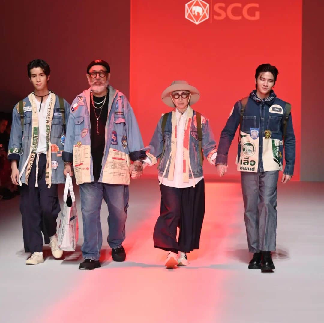 CeCi Thailandのインスタグラム：「แฟชั่นถุงปูน ขึ้นรันเวย์งาน BIFW2023 SCG X FRI27NOV. ชูด้วยแนวคิด Sustainable Fashion  เอสซีจี ร่วมมือดีไซเนอร์ไทยชื่อดัง คุณสิท ชนะชัย จรียะธนา จากแบรนด์ FRI27NOV. นำถุงปูนซีเมนต์รอการทำลาย มา Upcycle เพิ่มมูลค่า สร้างสรรค์ ภายใต้แนวคิด Sustainable Fashion ในคอลเลกชัน The Day Yester Tomorrow อวดโฉมในงาน Bangkok International Fashion Week 2023 ณ สยามพารากอน  #คิดจากถุง #SCGCircularway #SiamParagonBIFW2023 #BIFW2023  #SiamParagon #WorldClassExperience」