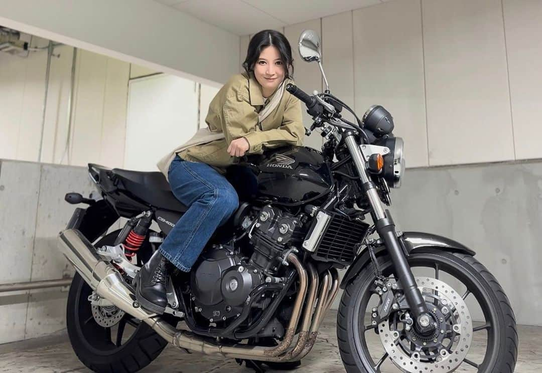 八田エミリのインスタグラム：「最近涼しくなってきたのでバイクでお出掛けしました☺️ #cb400 #バイク女子」