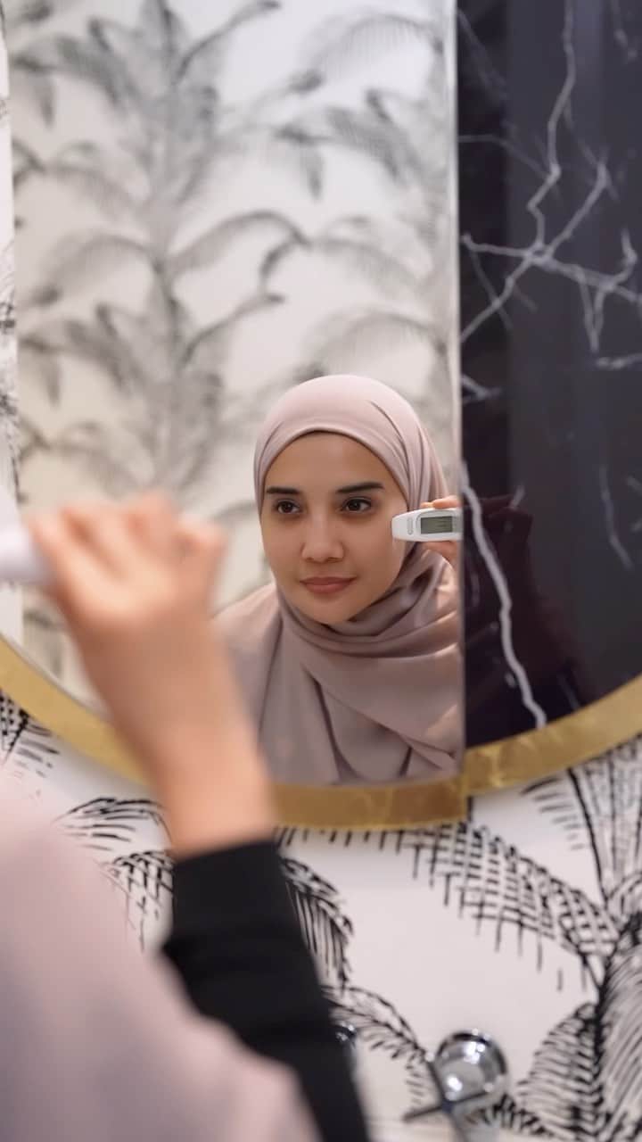 Zaskia Sungkarのインスタグラム：「Ikut aku tes kelembapan kulit aku yuk!!🤩  Karena kulit aku cenderung kering, aku harus lebih ekstra lagi dalam perawatan kulit wajah aku. Untungnya ada @msglowbeauty Biome & Barrier Cream yang bener - bener memenuhi kebutuhan hidrasi dalam kulit wajahku karena dapat membantu menjaga hidrasi secara mendalam hingga 72 jam dan dapat membantu memperkuat skin barrierku ❤️  Kalian bisa lihat sendiri tingkat kelembapan kulit aku langsung meningkat ❤️ Cinta banget sama @msglowbeauty 🥰」