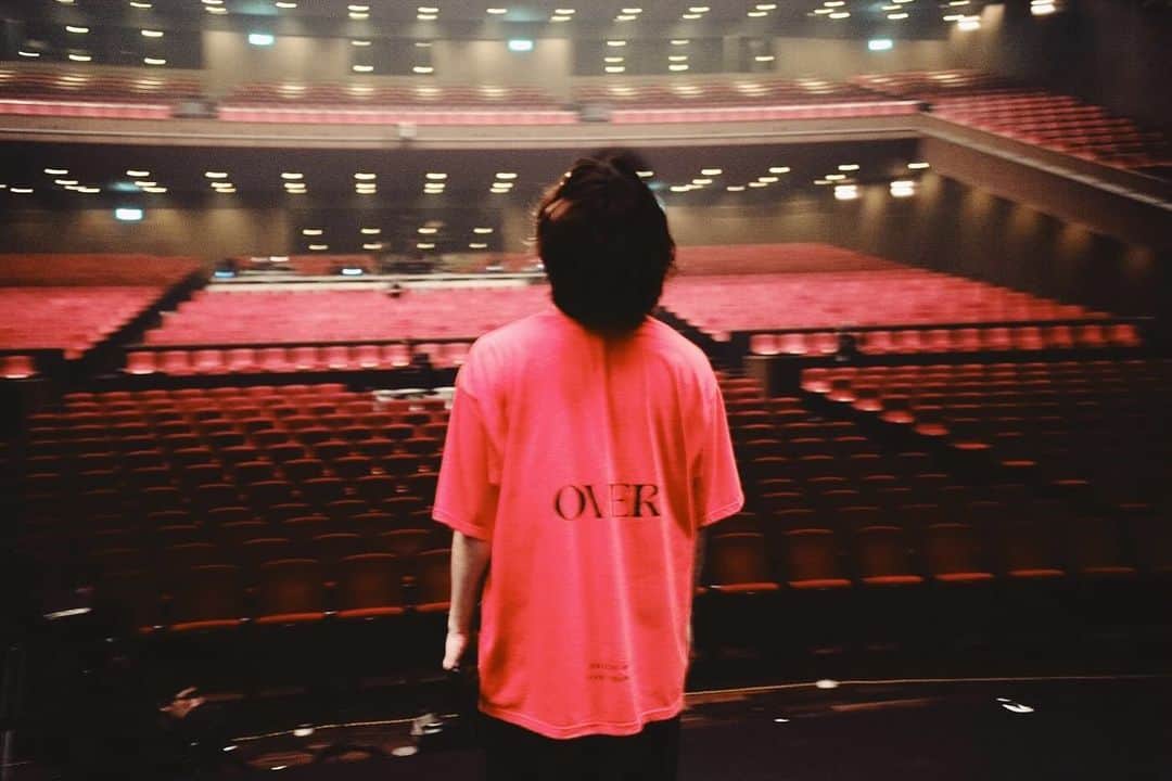 三浦大知のインスタグラム：「OVER TOUR 大阪2日目 2日目もすごいパワーでした 目に見えるくらいのエナジーでしたね とっても楽しかったです 有難うございました🙏 本日は岡山 会場でお待ちしています☺️ #DAICHIMIURALIVETOUR2023 #OVER #大阪 #2日目」