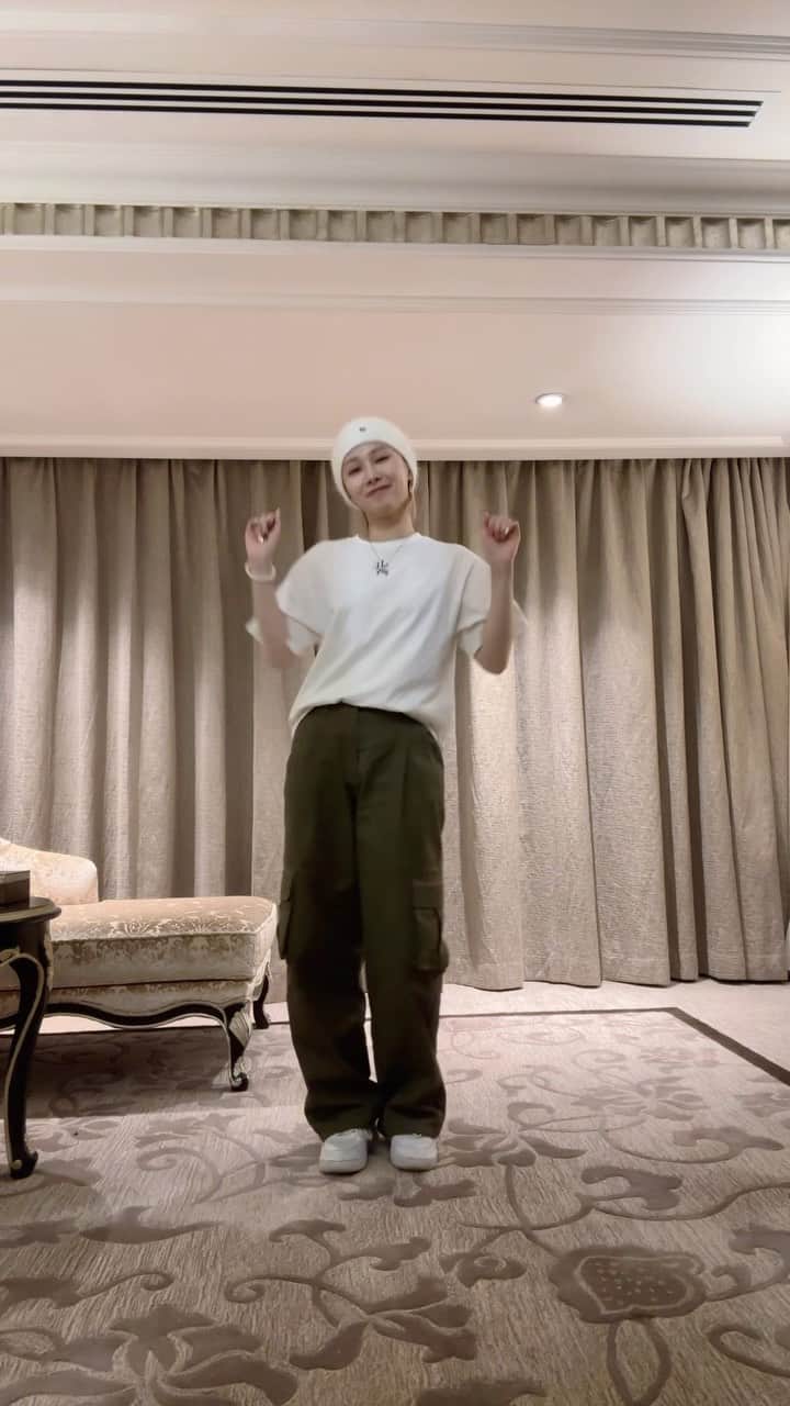 EVERGLOWのインスタグラム：「미아는 Devil😈 #EVERGLOW #에버글로우 #미아 #MIA #DevilChallenge」