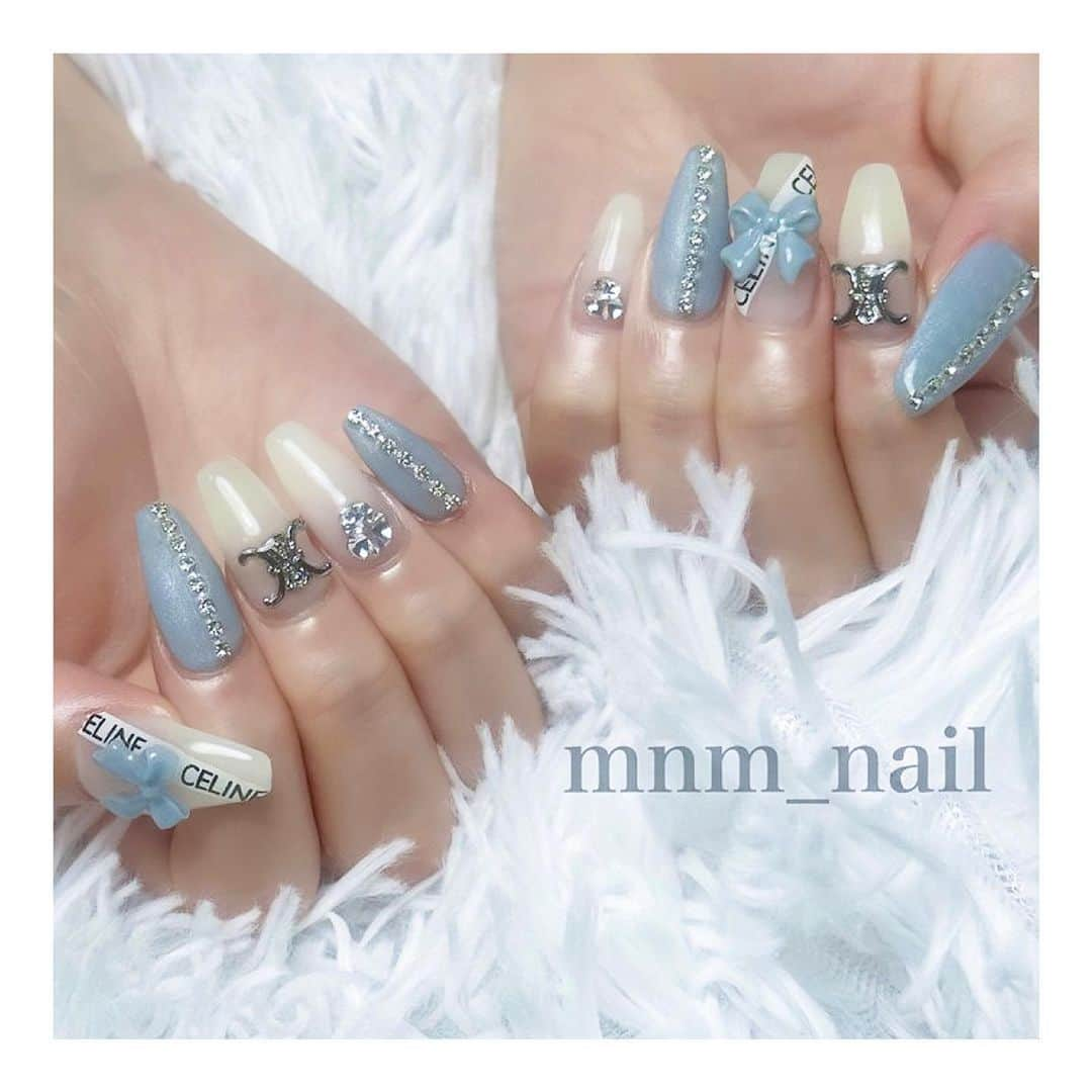 りせりさんのインスタグラム写真 - (りせりInstagram)「☁️ New Nail ☁️ ⁡ ⁡ ⁡ 今回はCELINEネイル💙 ⁡ @mnm_nail さんにしてもらいました！！✨️ ⁡ ネイル雑誌にも載ったことのあるお店で、 施術も早いし、デザインも提案してくれたり、パーツとかカラーの種類も豊富で最高のネイルサロンです、超オススメ🥺💗 ⁡ 大満足の仕上がりになった〜！！ ネイルしてるとやっぱモチベ上がる🫧 ⁡ ⁡ ⁡ #ネイル #可愛い #celine  @rsr_0717  #ネイル #可愛い #celine #ブランド #デザイン #ギャル #キラキラ #ファッション #おすすめ #ネイルサロン #ロングネイル #nails #cute #brand #design #gal #kirakira #fashion #nailsalon #longnails #instagram #instagood」10月9日 14時54分 - rsr_0717