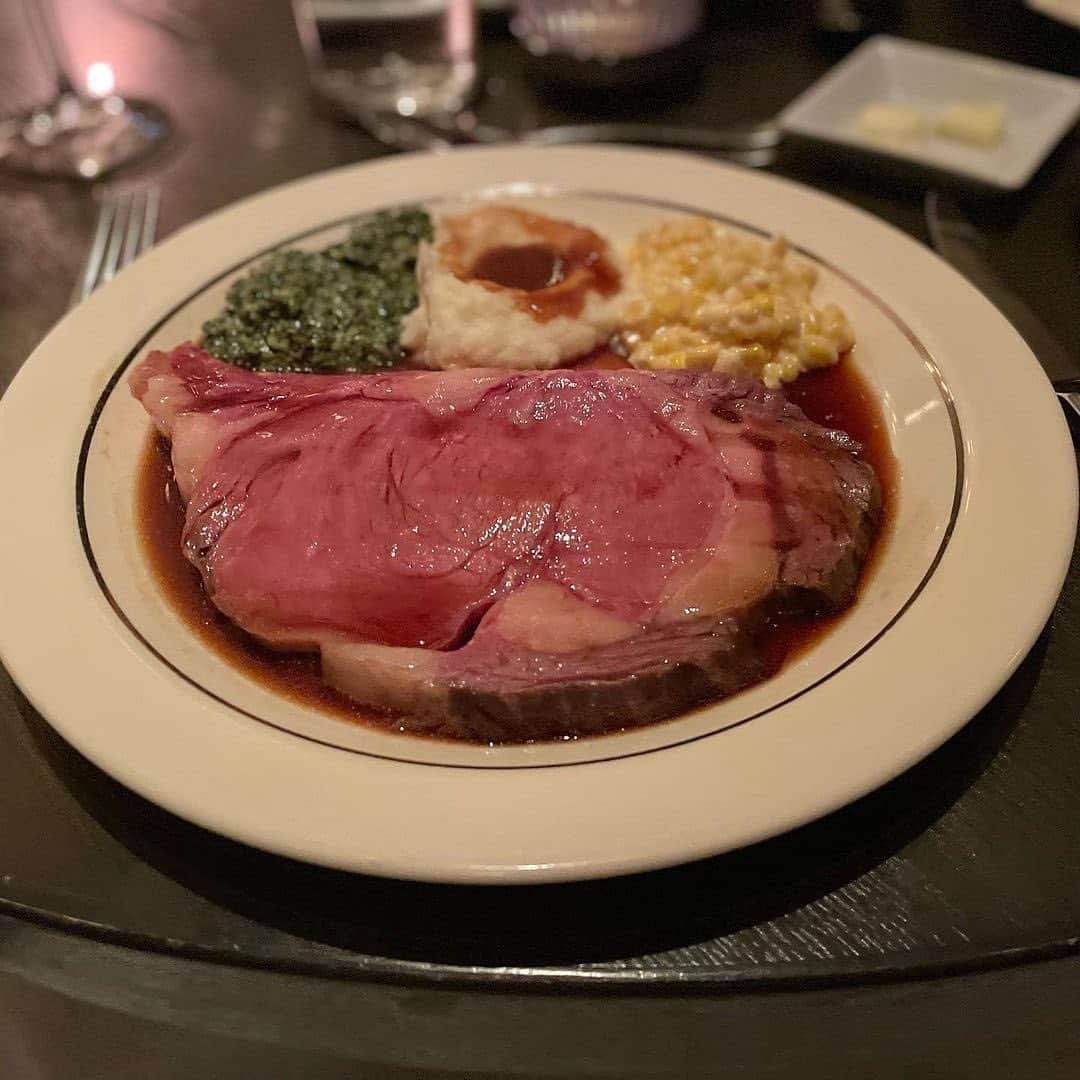 RETRIP<リトリップ>グルメさんのインスタグラム写真 - (RETRIP<リトリップ>グルメInstagram)「【RETRIP×赤坂🍖】 こちらは、東京・赤坂にある「ロウリーズ・ザ・プライムリブ」です。こちらの赤坂店に並び、日本では恵比寿、大阪の3店舗で展開しているお店で、アメリカンスタイルのローストビーフが頂けます。ムードのある雰囲気で包まれた店内は、まさにデートにぴったり。店名にもなっている看板のメイン料理が、こちらの「プライムリブ」。厚切りでほろっと柔らかいローストビーフは、至極の美味しさです。たまには素敵な洋服に身を包み、ちょっぴり贅沢な夜を過ごしてみませんか？  [スポット情報] 📍住所：東京都港区赤坂1-8-1 赤坂インターシティ AIR 3F 🚃最寄り駅：溜池山王駅 14番出口直結 🕐営業時間：11:30〜15:00（休日はランチ営業開始が11:00となります）、17:00〜22:00 🗓定休日：なし 📝予約：可  ※投稿時の情報となります  ・  Photo by @gourmetobi   ______________________________  全国で話題のスイーツを紹介しているアカウントです！ 他の投稿はこちらから！ >> @retrip_gourmet  ______________________________  RETRIPでは「おでかけ」に関する様々な情報を発信しています。ぜひ他のアカウントもチェックしてくださいね！ . @retrip_news 最新のおでかけ情報を紹介 @retrip_nippon 日本の絶景を紹介 @retrip_global 海外の絶景を紹介 @retrip_gourmet 全国の話題のグルメを紹介 @retrip_cafe 全国のおしゃれなカフェを紹介 . ▼RETRIP[リトリップ]のアプリ 最新情報をまとめてご覧になりたい方には『RETRIPアプリ』がおすすめ！明日のお出かけにすぐ活かせるアイディアが盛りだくさんです✨プロフィールのURLからダウンロードできますので、ぜひご利用ください。 .  ______________________________  #retrip #リトリップ #retrip_groumet #retrip_cafe #国内グルメ #東京グルメ #国内カフェ #東京カフェ #グルメ日記 #飯テロ #食べ歩き #groumetstagram #japanesefood #カフェ #スイーツ #カフェ巡り #かふぇすたぐらむ #スイーツ好きと繋がりたい #instafood #ロウリーズザプライムリブ #赤坂 #溜池山王 #赤坂グルメ #溜池山王グルメ #デート #ディナー #都内グルメ #lawrystheprimerib」10月11日 21時00分 - retrip_gourmet