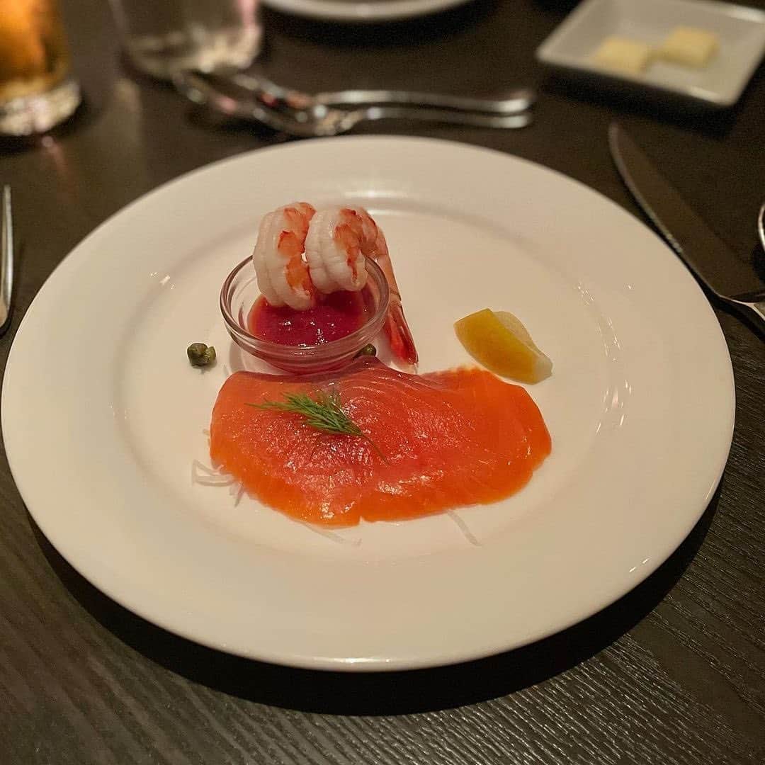 RETRIP<リトリップ>グルメさんのインスタグラム写真 - (RETRIP<リトリップ>グルメInstagram)「【RETRIP×赤坂🍖】 こちらは、東京・赤坂にある「ロウリーズ・ザ・プライムリブ」です。こちらの赤坂店に並び、日本では恵比寿、大阪の3店舗で展開しているお店で、アメリカンスタイルのローストビーフが頂けます。ムードのある雰囲気で包まれた店内は、まさにデートにぴったり。店名にもなっている看板のメイン料理が、こちらの「プライムリブ」。厚切りでほろっと柔らかいローストビーフは、至極の美味しさです。たまには素敵な洋服に身を包み、ちょっぴり贅沢な夜を過ごしてみませんか？  [スポット情報] 📍住所：東京都港区赤坂1-8-1 赤坂インターシティ AIR 3F 🚃最寄り駅：溜池山王駅 14番出口直結 🕐営業時間：11:30〜15:00（休日はランチ営業開始が11:00となります）、17:00〜22:00 🗓定休日：なし 📝予約：可  ※投稿時の情報となります  ・  Photo by @gourmetobi   ______________________________  全国で話題のスイーツを紹介しているアカウントです！ 他の投稿はこちらから！ >> @retrip_gourmet  ______________________________  RETRIPでは「おでかけ」に関する様々な情報を発信しています。ぜひ他のアカウントもチェックしてくださいね！ . @retrip_news 最新のおでかけ情報を紹介 @retrip_nippon 日本の絶景を紹介 @retrip_global 海外の絶景を紹介 @retrip_gourmet 全国の話題のグルメを紹介 @retrip_cafe 全国のおしゃれなカフェを紹介 . ▼RETRIP[リトリップ]のアプリ 最新情報をまとめてご覧になりたい方には『RETRIPアプリ』がおすすめ！明日のお出かけにすぐ活かせるアイディアが盛りだくさんです✨プロフィールのURLからダウンロードできますので、ぜひご利用ください。 .  ______________________________  #retrip #リトリップ #retrip_groumet #retrip_cafe #国内グルメ #東京グルメ #国内カフェ #東京カフェ #グルメ日記 #飯テロ #食べ歩き #groumetstagram #japanesefood #カフェ #スイーツ #カフェ巡り #かふぇすたぐらむ #スイーツ好きと繋がりたい #instafood #ロウリーズザプライムリブ #赤坂 #溜池山王 #赤坂グルメ #溜池山王グルメ #デート #ディナー #都内グルメ #lawrystheprimerib」10月11日 21時00分 - retrip_gourmet