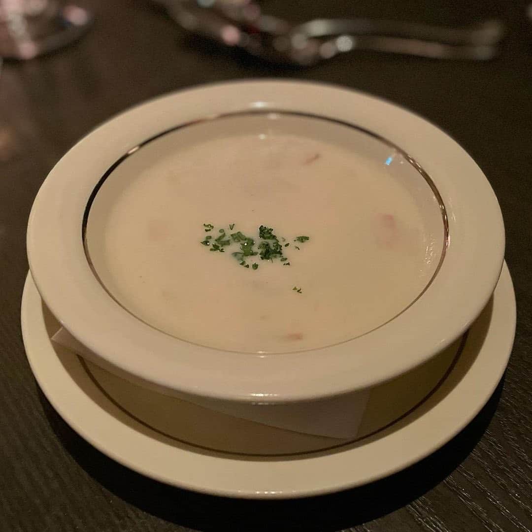 RETRIP<リトリップ>グルメさんのインスタグラム写真 - (RETRIP<リトリップ>グルメInstagram)「【RETRIP×赤坂🍖】 こちらは、東京・赤坂にある「ロウリーズ・ザ・プライムリブ」です。こちらの赤坂店に並び、日本では恵比寿、大阪の3店舗で展開しているお店で、アメリカンスタイルのローストビーフが頂けます。ムードのある雰囲気で包まれた店内は、まさにデートにぴったり。店名にもなっている看板のメイン料理が、こちらの「プライムリブ」。厚切りでほろっと柔らかいローストビーフは、至極の美味しさです。たまには素敵な洋服に身を包み、ちょっぴり贅沢な夜を過ごしてみませんか？  [スポット情報] 📍住所：東京都港区赤坂1-8-1 赤坂インターシティ AIR 3F 🚃最寄り駅：溜池山王駅 14番出口直結 🕐営業時間：11:30〜15:00（休日はランチ営業開始が11:00となります）、17:00〜22:00 🗓定休日：なし 📝予約：可  ※投稿時の情報となります  ・  Photo by @gourmetobi   ______________________________  全国で話題のスイーツを紹介しているアカウントです！ 他の投稿はこちらから！ >> @retrip_gourmet  ______________________________  RETRIPでは「おでかけ」に関する様々な情報を発信しています。ぜひ他のアカウントもチェックしてくださいね！ . @retrip_news 最新のおでかけ情報を紹介 @retrip_nippon 日本の絶景を紹介 @retrip_global 海外の絶景を紹介 @retrip_gourmet 全国の話題のグルメを紹介 @retrip_cafe 全国のおしゃれなカフェを紹介 . ▼RETRIP[リトリップ]のアプリ 最新情報をまとめてご覧になりたい方には『RETRIPアプリ』がおすすめ！明日のお出かけにすぐ活かせるアイディアが盛りだくさんです✨プロフィールのURLからダウンロードできますので、ぜひご利用ください。 .  ______________________________  #retrip #リトリップ #retrip_groumet #retrip_cafe #国内グルメ #東京グルメ #国内カフェ #東京カフェ #グルメ日記 #飯テロ #食べ歩き #groumetstagram #japanesefood #カフェ #スイーツ #カフェ巡り #かふぇすたぐらむ #スイーツ好きと繋がりたい #instafood #ロウリーズザプライムリブ #赤坂 #溜池山王 #赤坂グルメ #溜池山王グルメ #デート #ディナー #都内グルメ #lawrystheprimerib」10月11日 21時00分 - retrip_gourmet