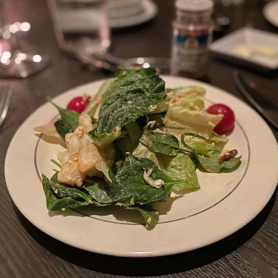 RETRIP<リトリップ>グルメさんのインスタグラム写真 - (RETRIP<リトリップ>グルメInstagram)「【RETRIP×赤坂🍖】 こちらは、東京・赤坂にある「ロウリーズ・ザ・プライムリブ」です。こちらの赤坂店に並び、日本では恵比寿、大阪の3店舗で展開しているお店で、アメリカンスタイルのローストビーフが頂けます。ムードのある雰囲気で包まれた店内は、まさにデートにぴったり。店名にもなっている看板のメイン料理が、こちらの「プライムリブ」。厚切りでほろっと柔らかいローストビーフは、至極の美味しさです。たまには素敵な洋服に身を包み、ちょっぴり贅沢な夜を過ごしてみませんか？  [スポット情報] 📍住所：東京都港区赤坂1-8-1 赤坂インターシティ AIR 3F 🚃最寄り駅：溜池山王駅 14番出口直結 🕐営業時間：11:30〜15:00（休日はランチ営業開始が11:00となります）、17:00〜22:00 🗓定休日：なし 📝予約：可  ※投稿時の情報となります  ・  Photo by @gourmetobi   ______________________________  全国で話題のスイーツを紹介しているアカウントです！ 他の投稿はこちらから！ >> @retrip_gourmet  ______________________________  RETRIPでは「おでかけ」に関する様々な情報を発信しています。ぜひ他のアカウントもチェックしてくださいね！ . @retrip_news 最新のおでかけ情報を紹介 @retrip_nippon 日本の絶景を紹介 @retrip_global 海外の絶景を紹介 @retrip_gourmet 全国の話題のグルメを紹介 @retrip_cafe 全国のおしゃれなカフェを紹介 . ▼RETRIP[リトリップ]のアプリ 最新情報をまとめてご覧になりたい方には『RETRIPアプリ』がおすすめ！明日のお出かけにすぐ活かせるアイディアが盛りだくさんです✨プロフィールのURLからダウンロードできますので、ぜひご利用ください。 .  ______________________________  #retrip #リトリップ #retrip_groumet #retrip_cafe #国内グルメ #東京グルメ #国内カフェ #東京カフェ #グルメ日記 #飯テロ #食べ歩き #groumetstagram #japanesefood #カフェ #スイーツ #カフェ巡り #かふぇすたぐらむ #スイーツ好きと繋がりたい #instafood #ロウリーズザプライムリブ #赤坂 #溜池山王 #赤坂グルメ #溜池山王グルメ #デート #ディナー #都内グルメ #lawrystheprimerib」10月11日 21時00分 - retrip_gourmet