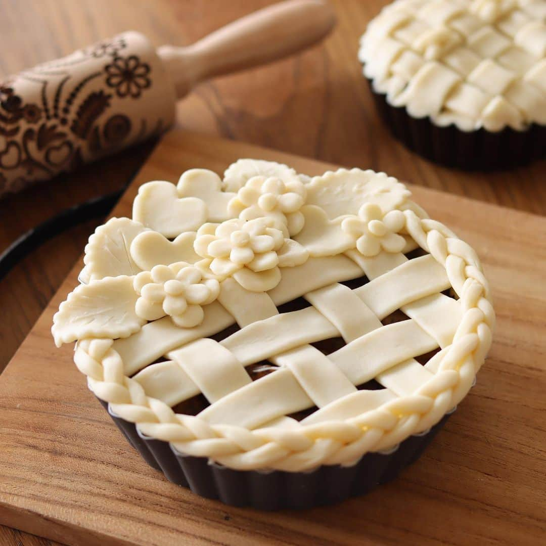 HidaMari Cookingのインスタグラム：「Apple pie🍎  紅茶香るアップルパイ🥧 美味しすぎ❤️🥰  #homemade #easy #recipe #applepie #baking #foodstyling #foodporn #food #foodphotography #foodpics #foodgasm #tasty #dessert #inspiration  #おうちカフェ #お菓子作り #手作りケーキ #ケーキ作り好きな人と繋がりたい #手作りお菓子 #アップルパイ #cake #sweets #homecafe #homemakecake #instacake #instafood #cakestagram #cakelover #foodie #hidamaricooking」