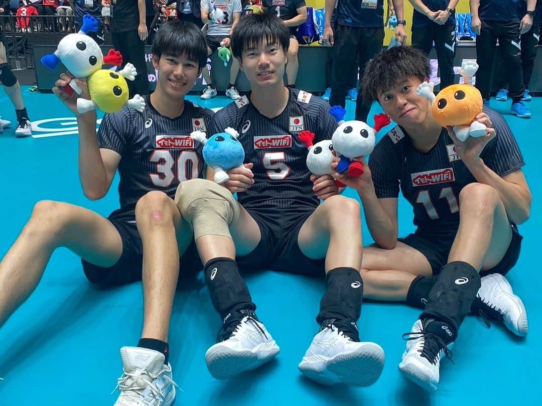 富田将馬さんのインスタグラム写真 - (富田将馬Instagram)「オリンピック出場決定！！㊗️ 長いと思っていた代表期間もあっという間に終わりました。今年は掲げていた目標を全て達成することができ、チームのレベルアップはもちろんですが、個人的にも成長できた半年間でした！ 最強で最高なチームの一員になれたこと、とても嬉しいです😊 ストレスのない練習の場を作って頂いたり、試合のために夜遅くまで相手の情報を分析したりするチームスタッフの皆さんには感謝しかありません🙇‍♂️ そして、応援して下さったファンの皆さん、一体感のある応援と勝つと信じて一緒に戦ったからこそこの結果に繋がったと思います。本当にありがとうございました🙌🏻 ・ 今週からVリーグも始まります！ 東レアローズの応援よろしくお願いします😎 ・ 藤井さん！また1つ目標達成できましたね！ まだまだここから頑張りましょう🔥 ・ #OQT #ここで決める #ここで決めた #フェイクセット #東山ver. #龍神NIPPON #roadtoparis2024  #フリージュ #心はひとつ #東レアローズ」10月9日 15時01分 - shoma_tomita